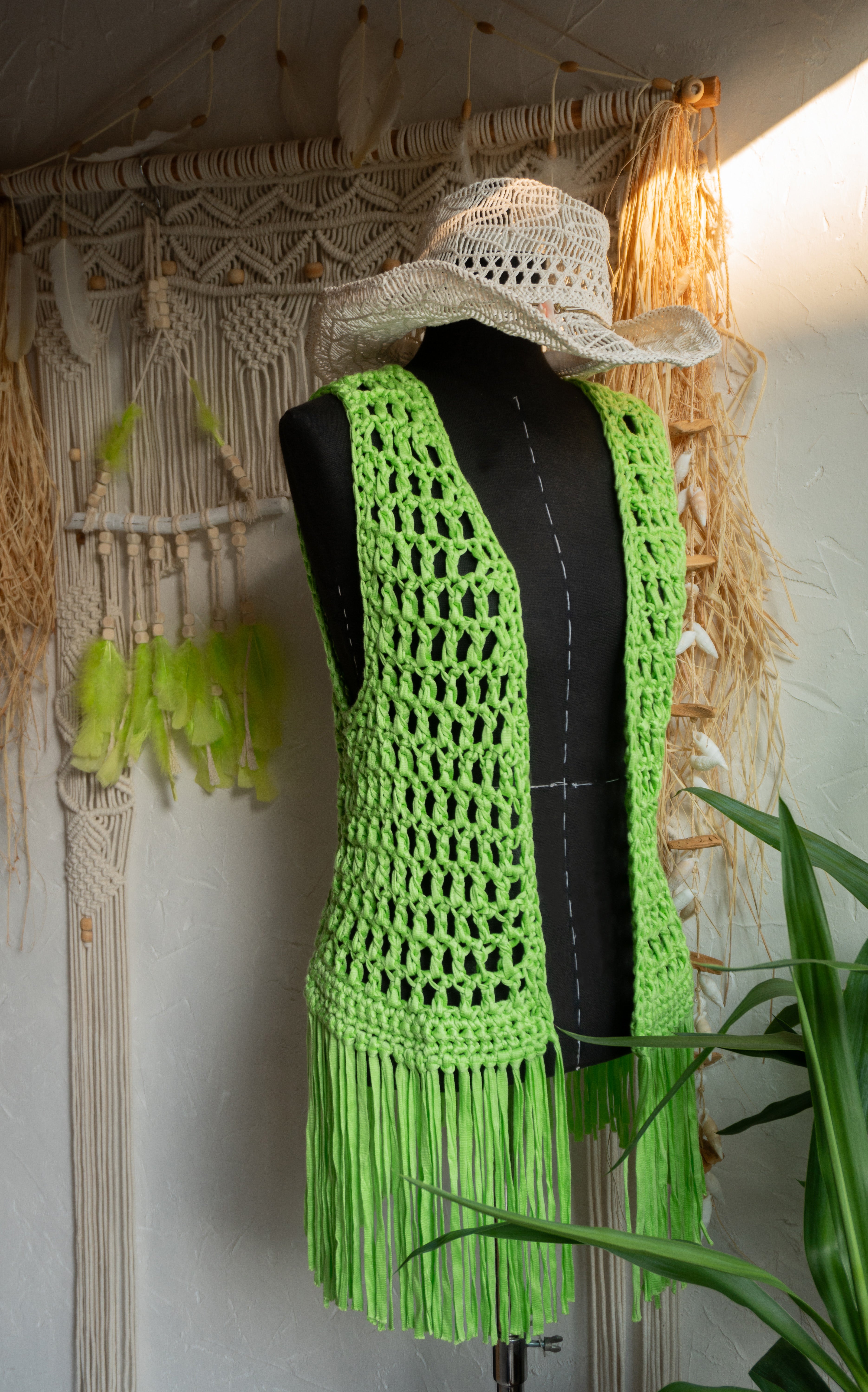 Handgefertigte grüne Fransen Häkelweste im Boho Hippie-Ibiza-Stil für Frauen. Stylisches Mode Accessoire für Festival- und Sommeroutfits.