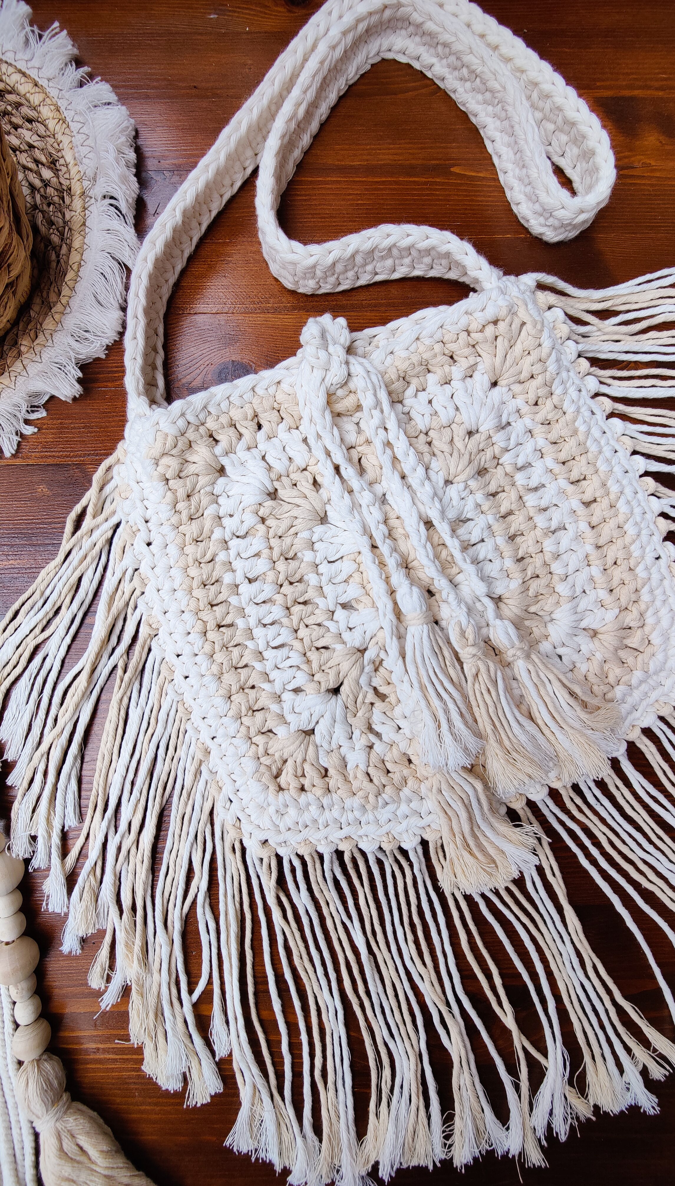 Unikat Damen Häkeltasche - Handtasche handgefertigt im Boho Hippie Ibiza -Stil mit Fransen und Bändern als Verschluss in hell beige Farben Mix. Die perfekte Tasche für Festivals und als Accessoire zu deiner Sommermode.