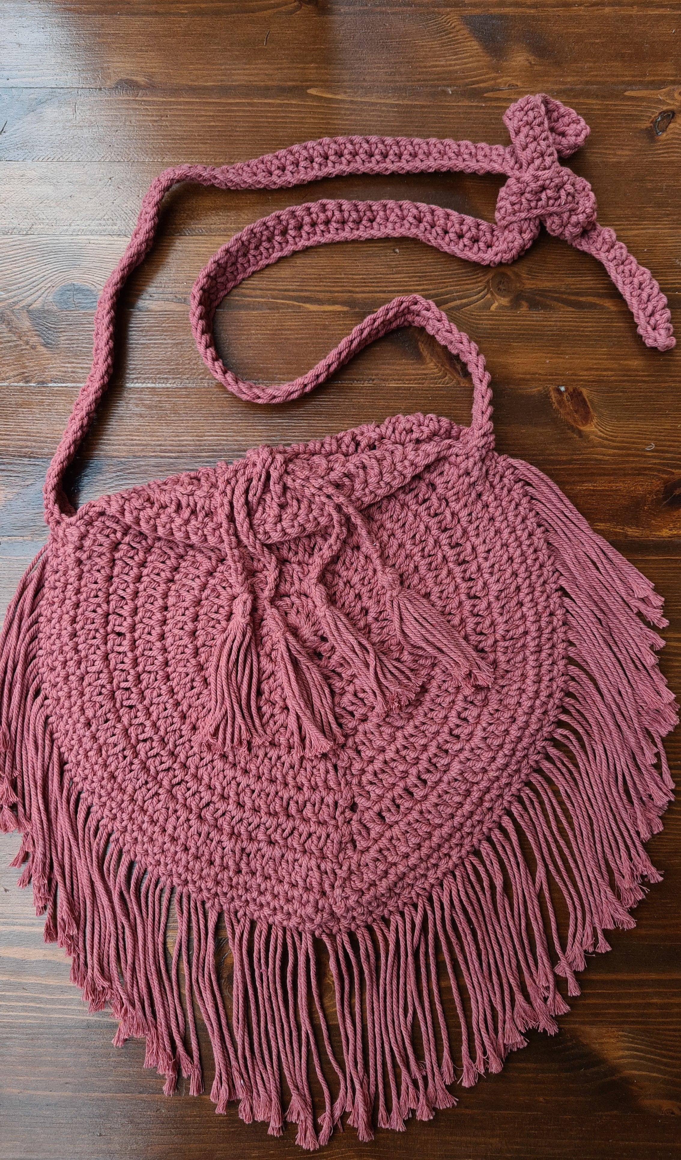 Unikat Damen Häkeltasche - Handtasche handgefertigt im Boho Hippie Ibiza -Stil mit Fransen im schicken Braun Naturton. Perfekt für Festivals und als Accessoire zu deiner Sommermode