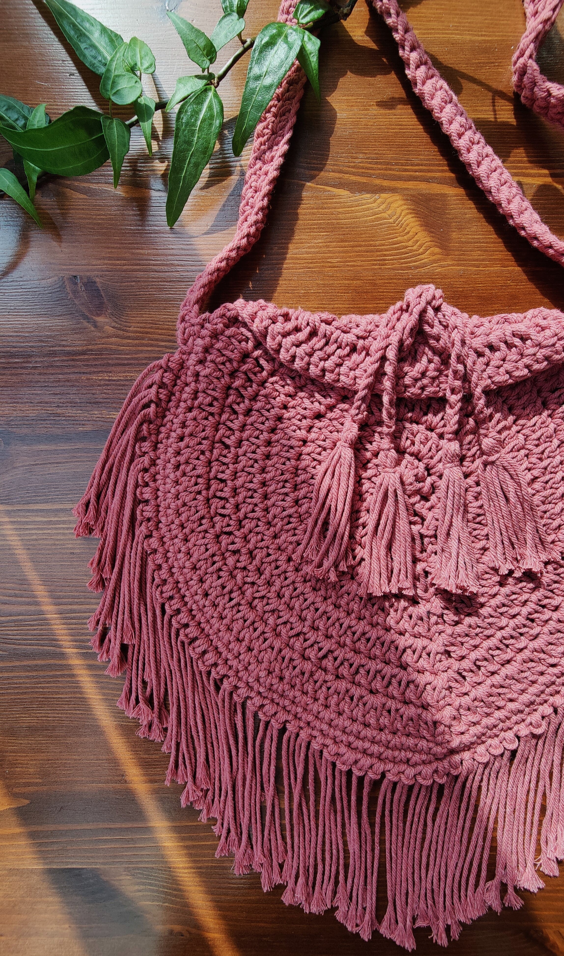 Unikat Damen Häkeltasche - Handtasche handgefertigt im Boho Hippie Ibiza -Stil mit Fransen im schicken Braun Naturton. Perfekt für Festivals und als Accessoire zu deiner Sommermode