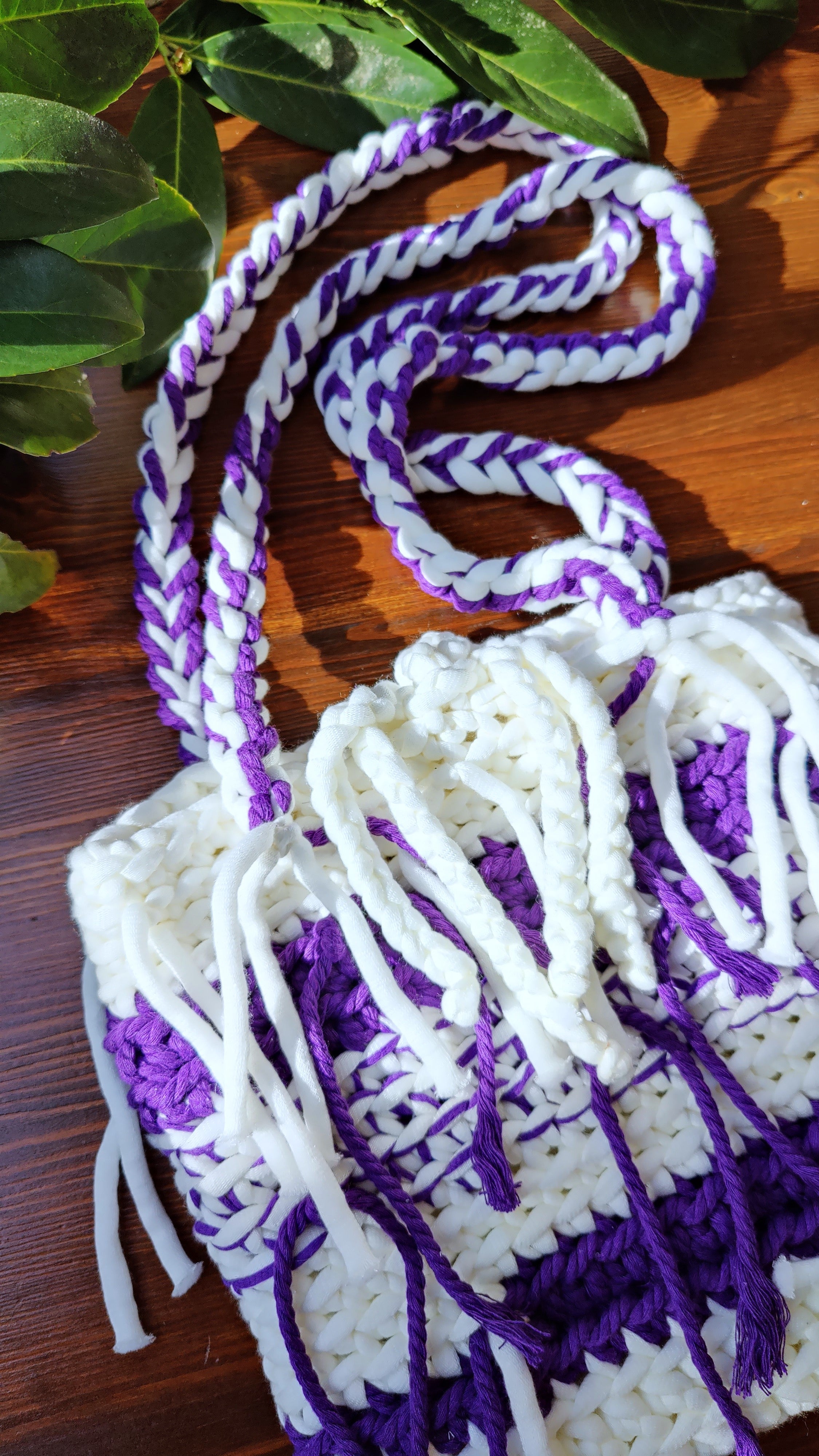 Unikat Damen Häkeltasche - Handtasche handgefertigt im Boho Hippie Ibiza -Stil mit Fransen Stil und Bänder als Verschluss im lila weiß Farben Mix. Die perfekte Tasche für Festivals und als Accessoire zu deiner Sommermode.