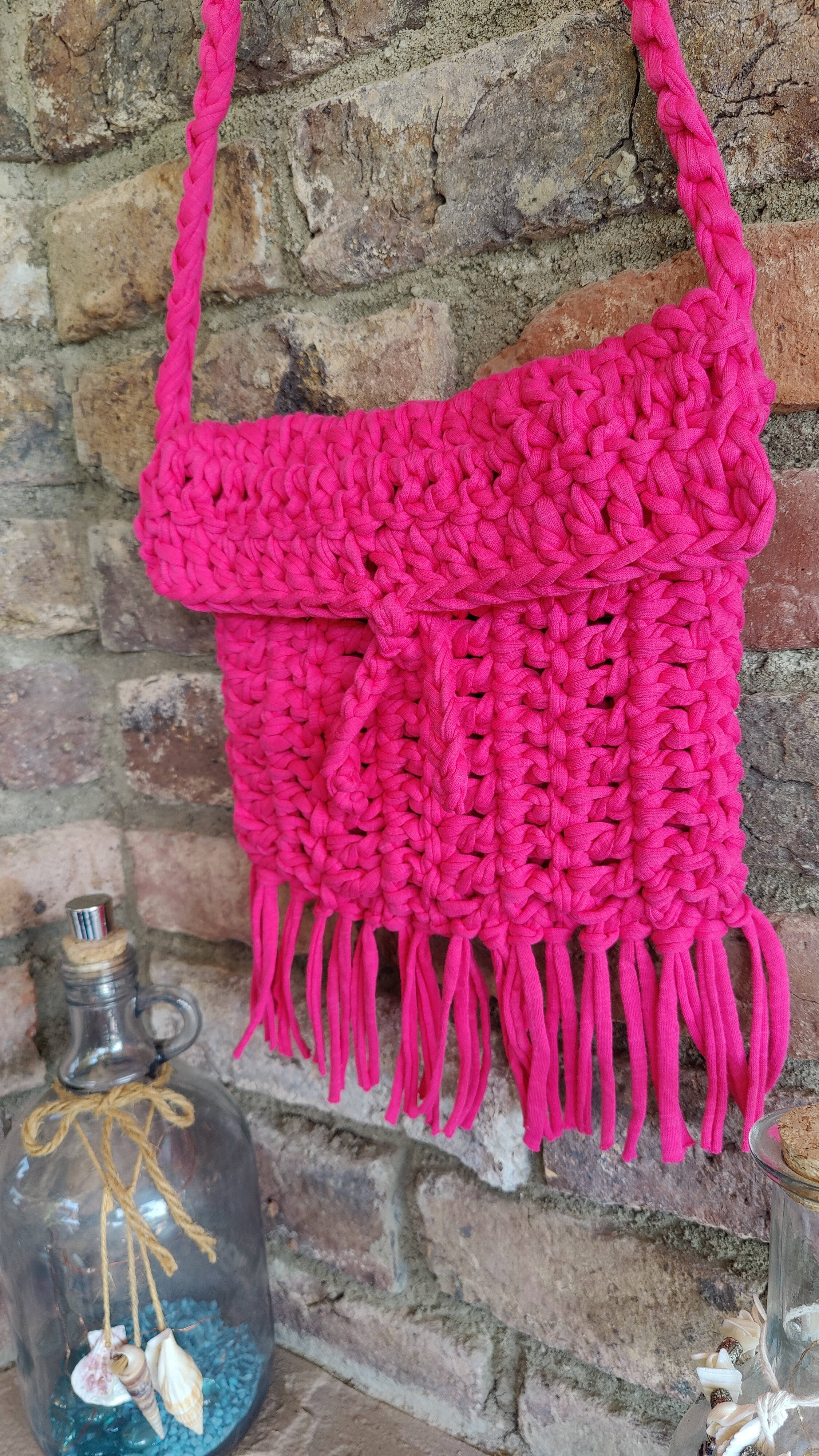 Unikat Damen Häkeltasche - Handtasche handgefertigt im Boho Hippie Ibiza -Stil mit Fransen im knalligen Pink. Die perfekte Tasche für Festivals und als Accessoire zu deiner Sommermode.