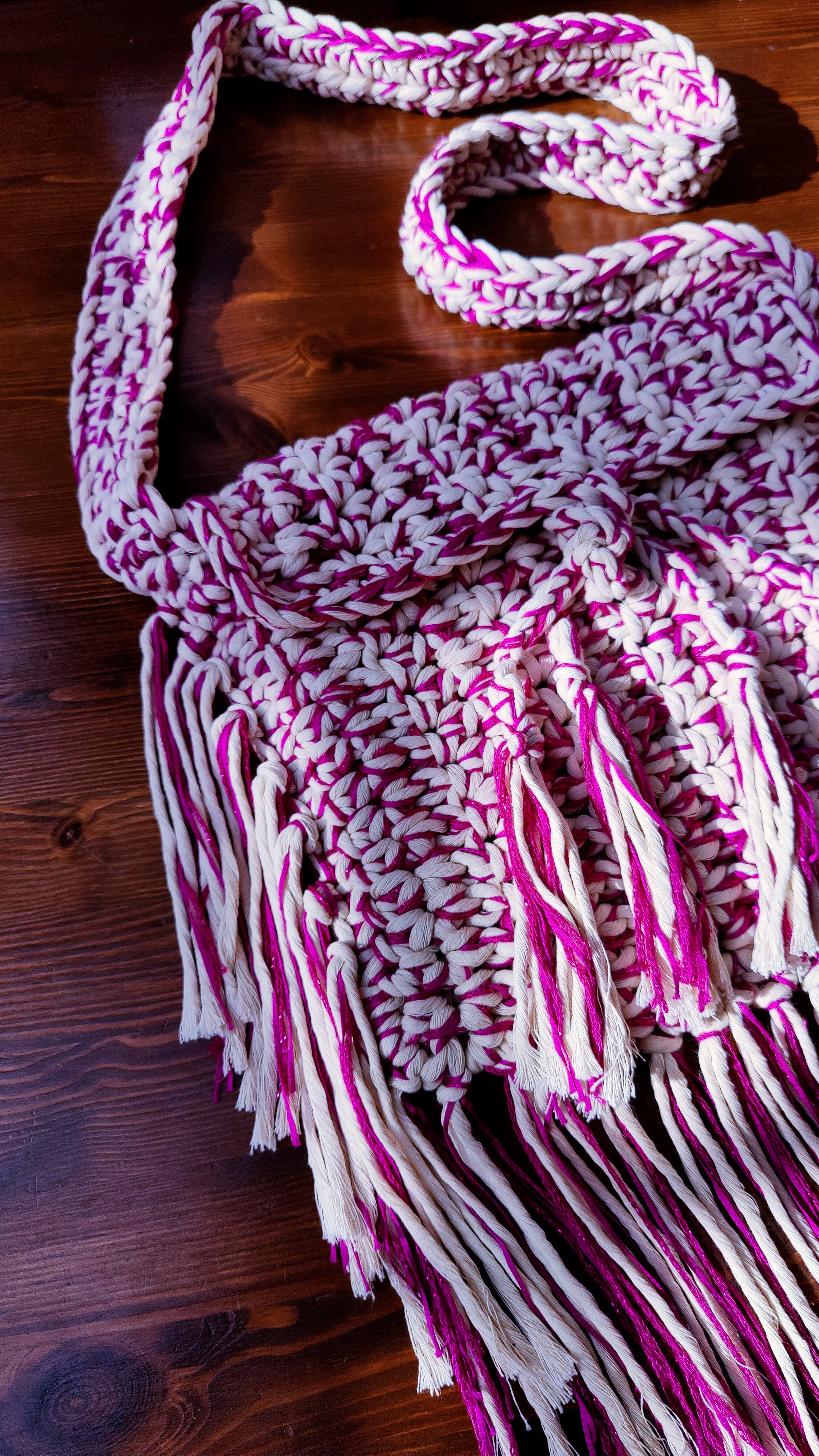 Unikat Damen Häkeltasche - Handtasche handgefertigt im Boho Hippie Ibiza -Stil mit Fransen und Taschenklappe sowie Bänder als Verschluss im Magenta pink beige Farben Mix. Die perfekte Tasche für Festivals und als Accessoire zu deiner Sommermode.