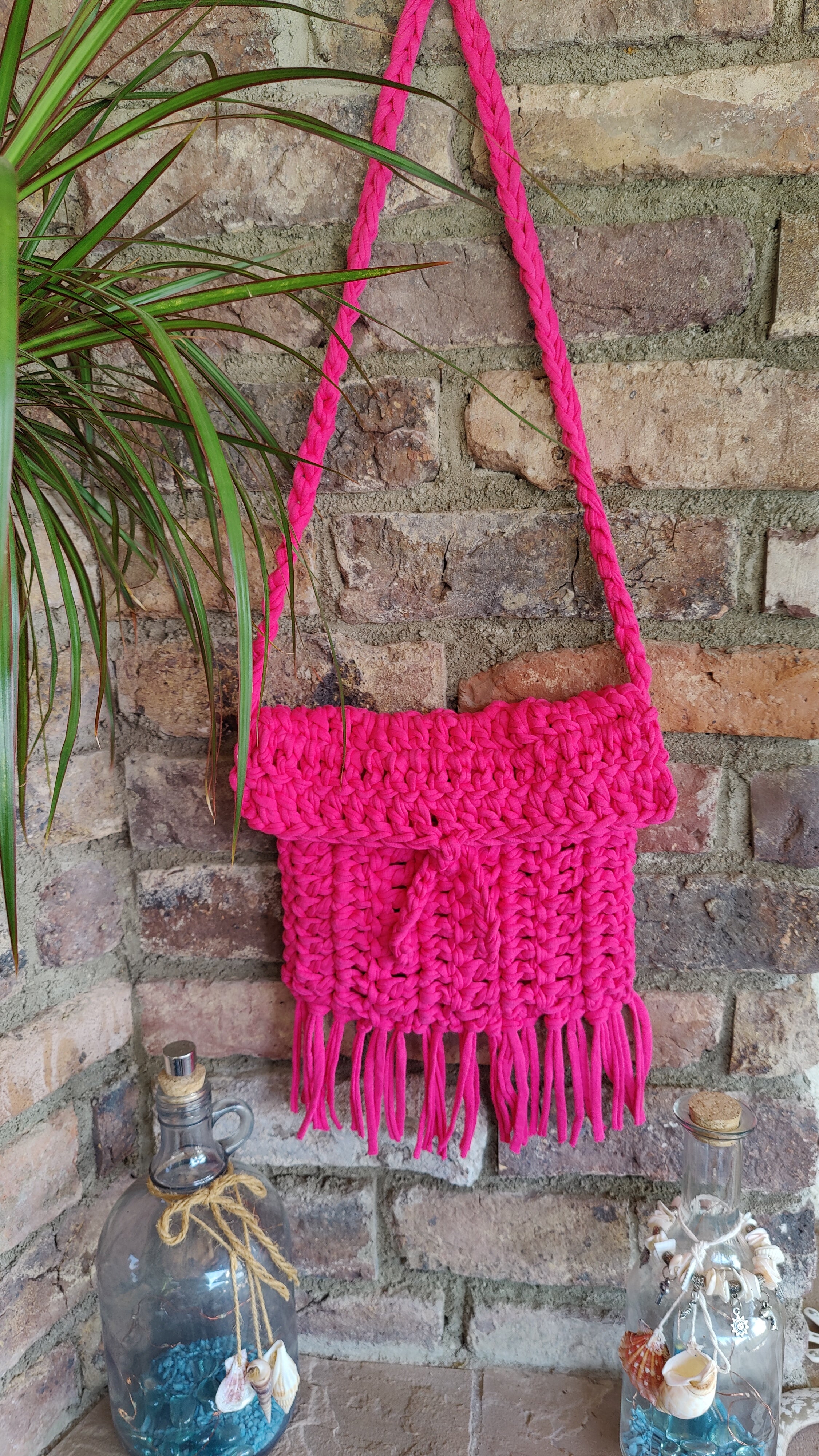 Unikat Damen Häkeltasche - Handtasche handgefertigt im Boho Hippie Ibiza -Stil mit Fransen im knalligen Pink. Die perfekte Tasche für Festivals und als Accessoire zu deiner Sommermode.