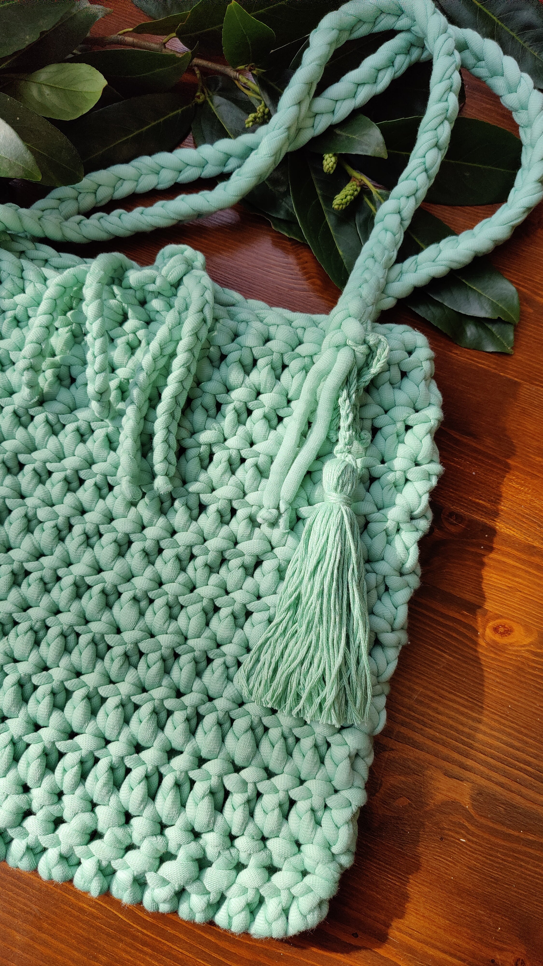 Unikat Damen Häkeltasche - Handtasche handgefertigt im Boho Hippie Ibiza -Stil mit Quaste im trendigen pistaziengrün mint grün. Die perfekte Tasche für Festivals und als Accessoire zu deiner Sommermode.