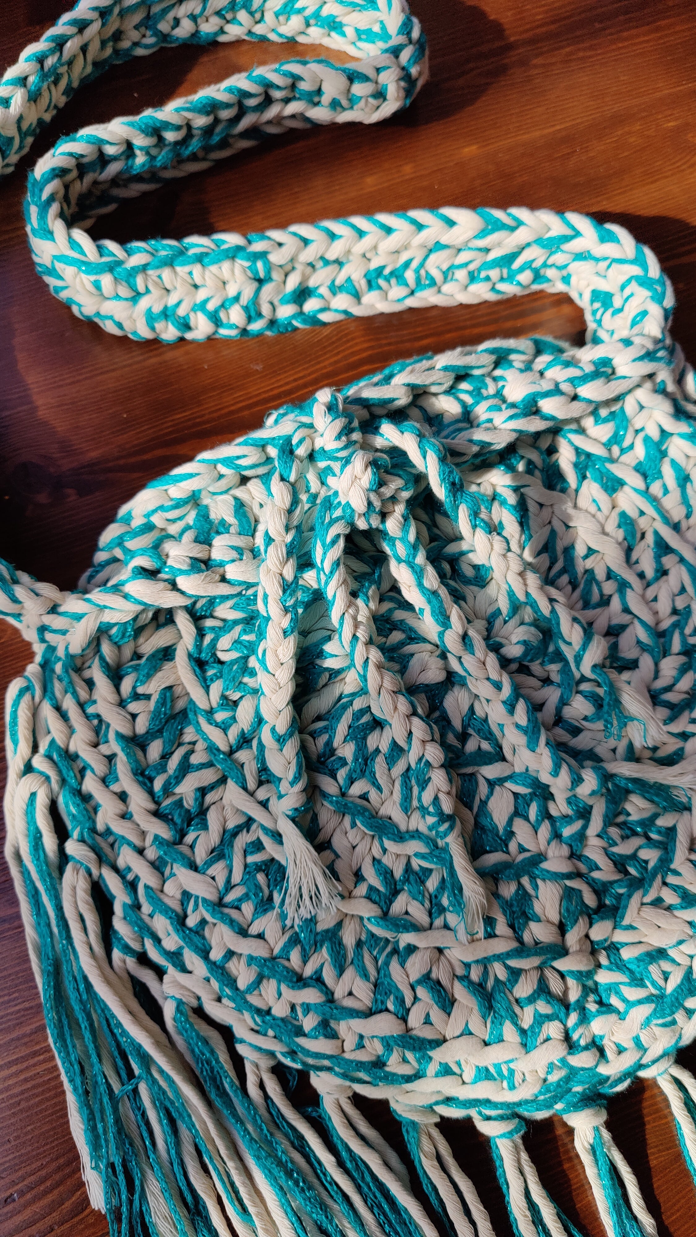 Unikat Damen Häkeltasche - Handtasche handgefertigt im Boho Hippie Ibiza -Stil mit Fransen im ozean-blau beige Farben Mix. Die perfekte Tasche für Festivals und als Accessoire zu deiner Sommermode.