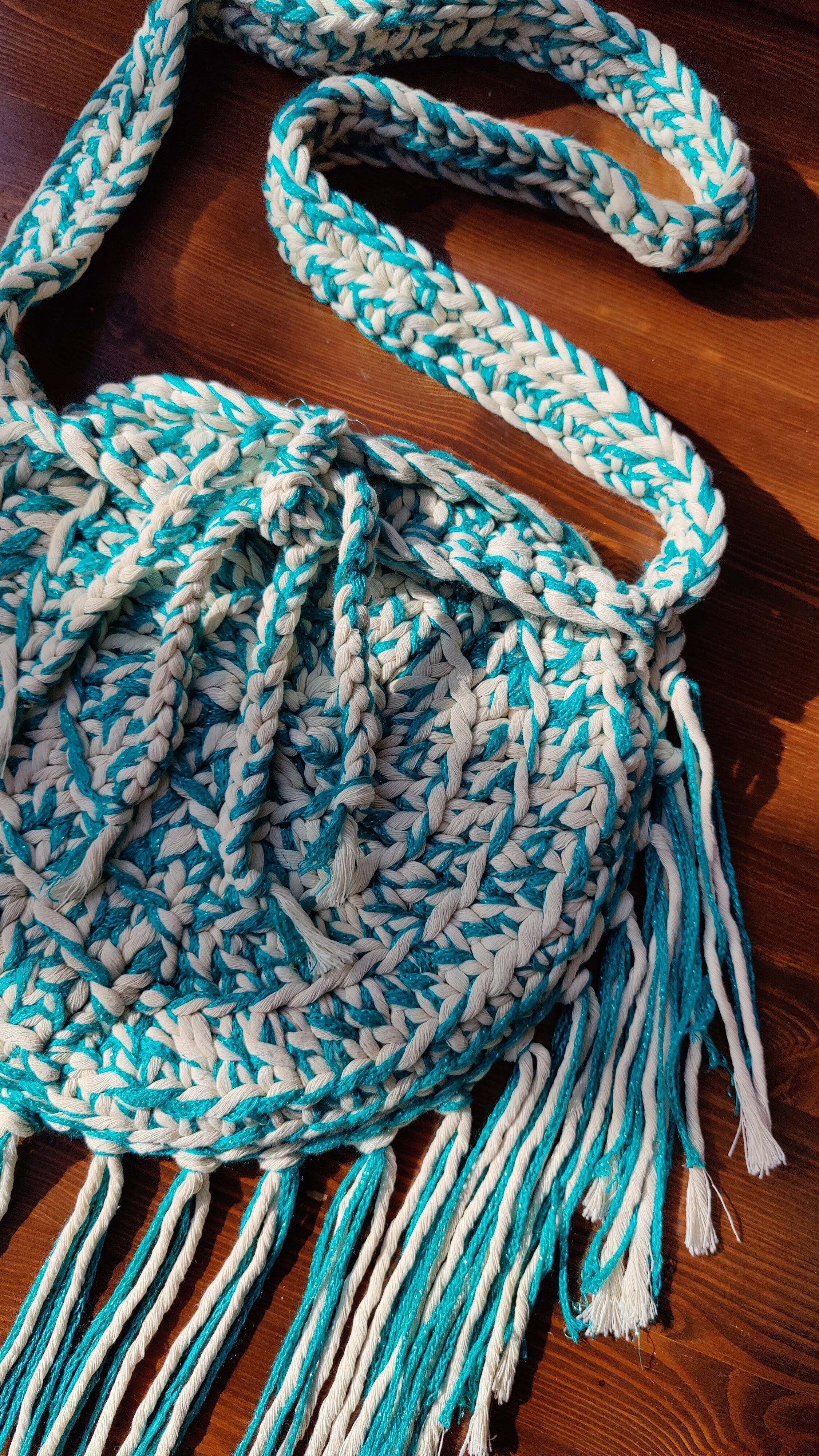 Unikat Damen Häkeltasche - Handtasche handgefertigt im Boho Hippie Ibiza -Stil mit Fransen im ozean-blau beige Farben Mix. Die perfekte Tasche für Festivals und als Accessoire zu deiner Sommermode.