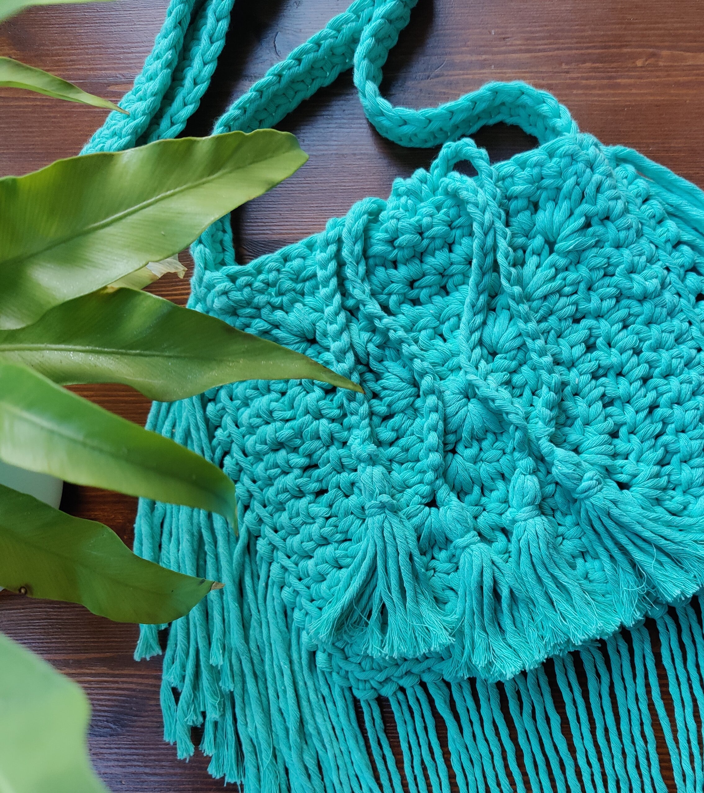 Unikat Damen Häkeltasche - Handtasche handgefertigt im Boho Hippie Ibiza -Stil mit Fransen im kräftigen mint grün. Die perfekte Tasche für Festivals und als Accessoire zu deiner Sommermode.