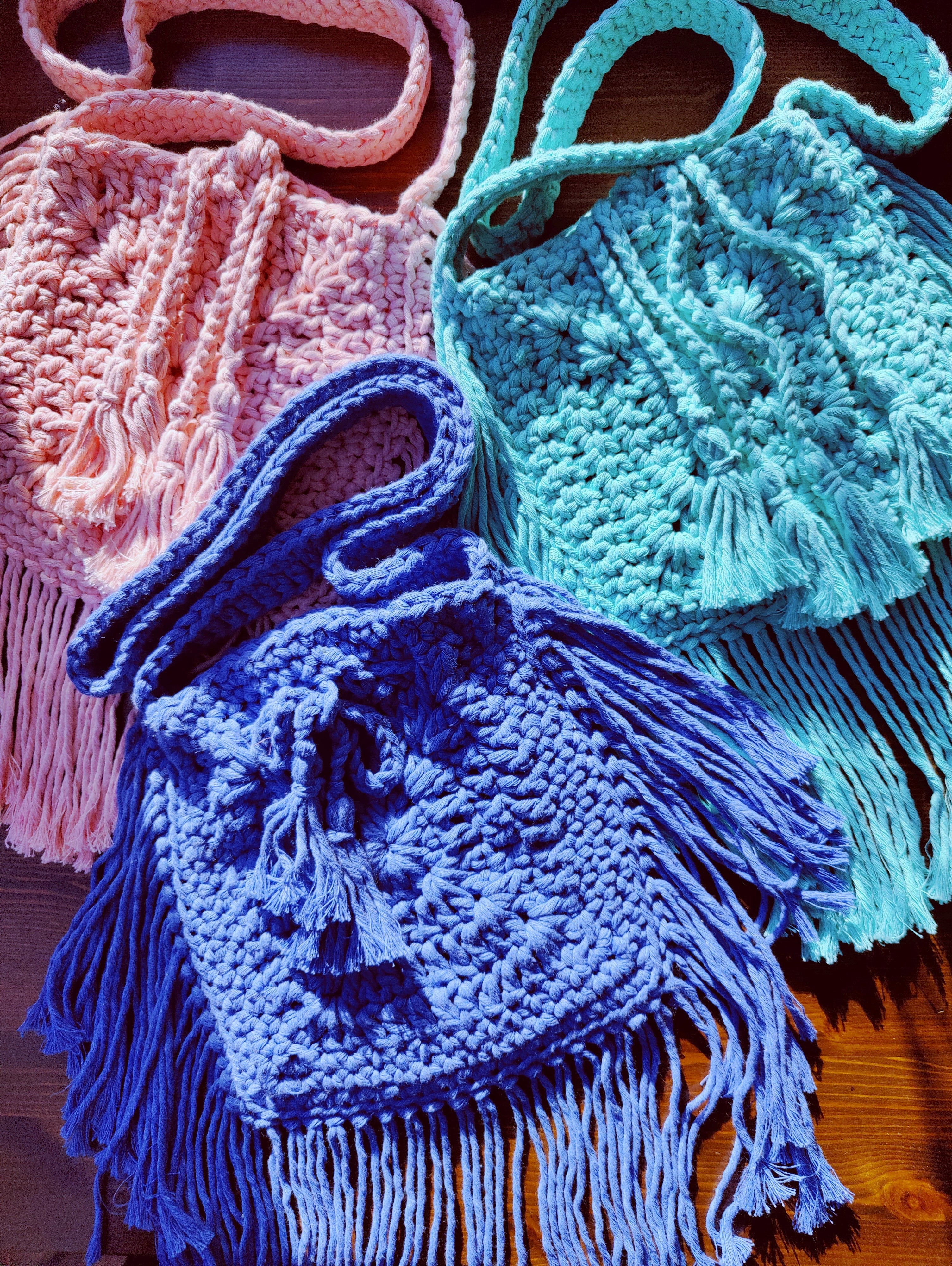 Unikat Damen Häkeltasche - Handtasche handgefertigt im Boho Hippie Ibiza -Stil mit Fransen im kräftigen mint grün. Die perfekte Tasche für Festivals und als Accessoire zu deiner Sommermode.