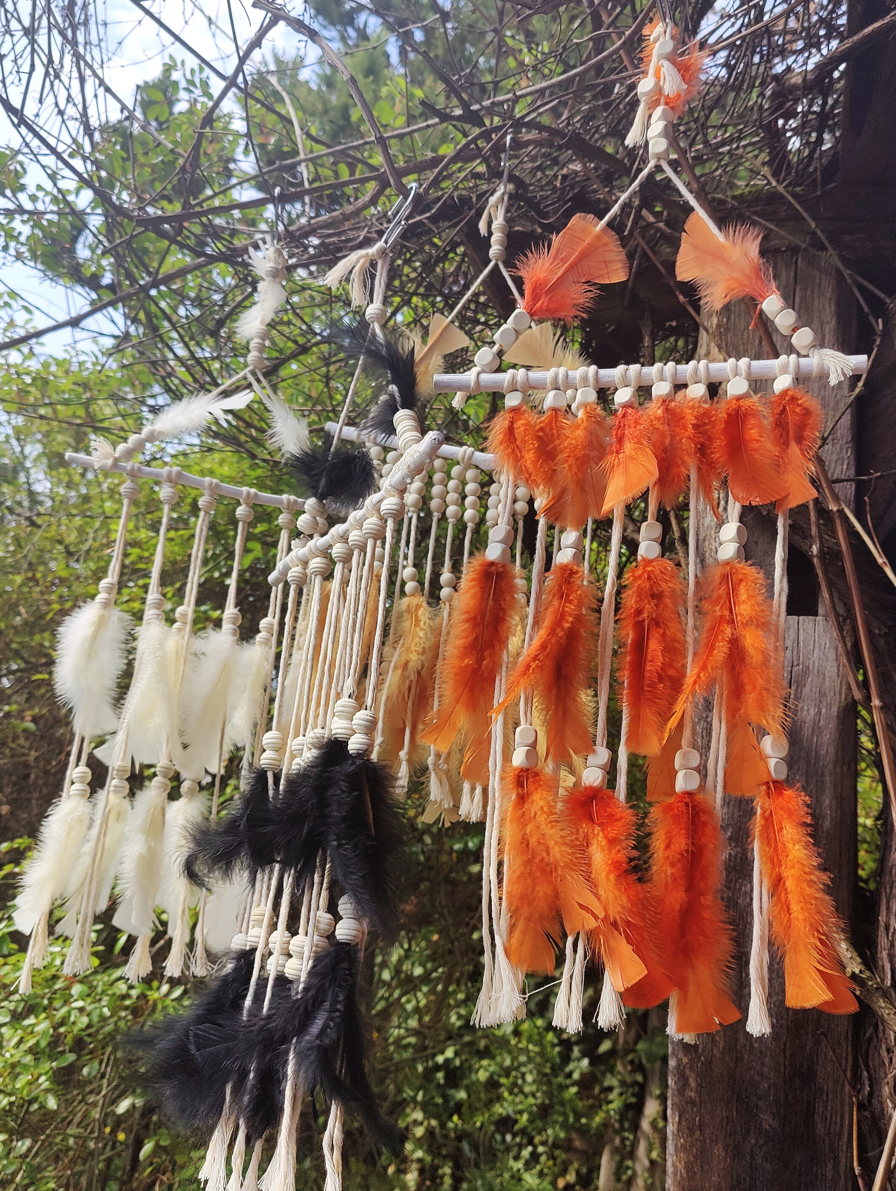 Handgefertigter Boho Deko Traumfänger in Kupfer braun Beige Farben Mix verziert mit Holzperlen, Makramee und Federn. Dekoration für dein Zuhause.