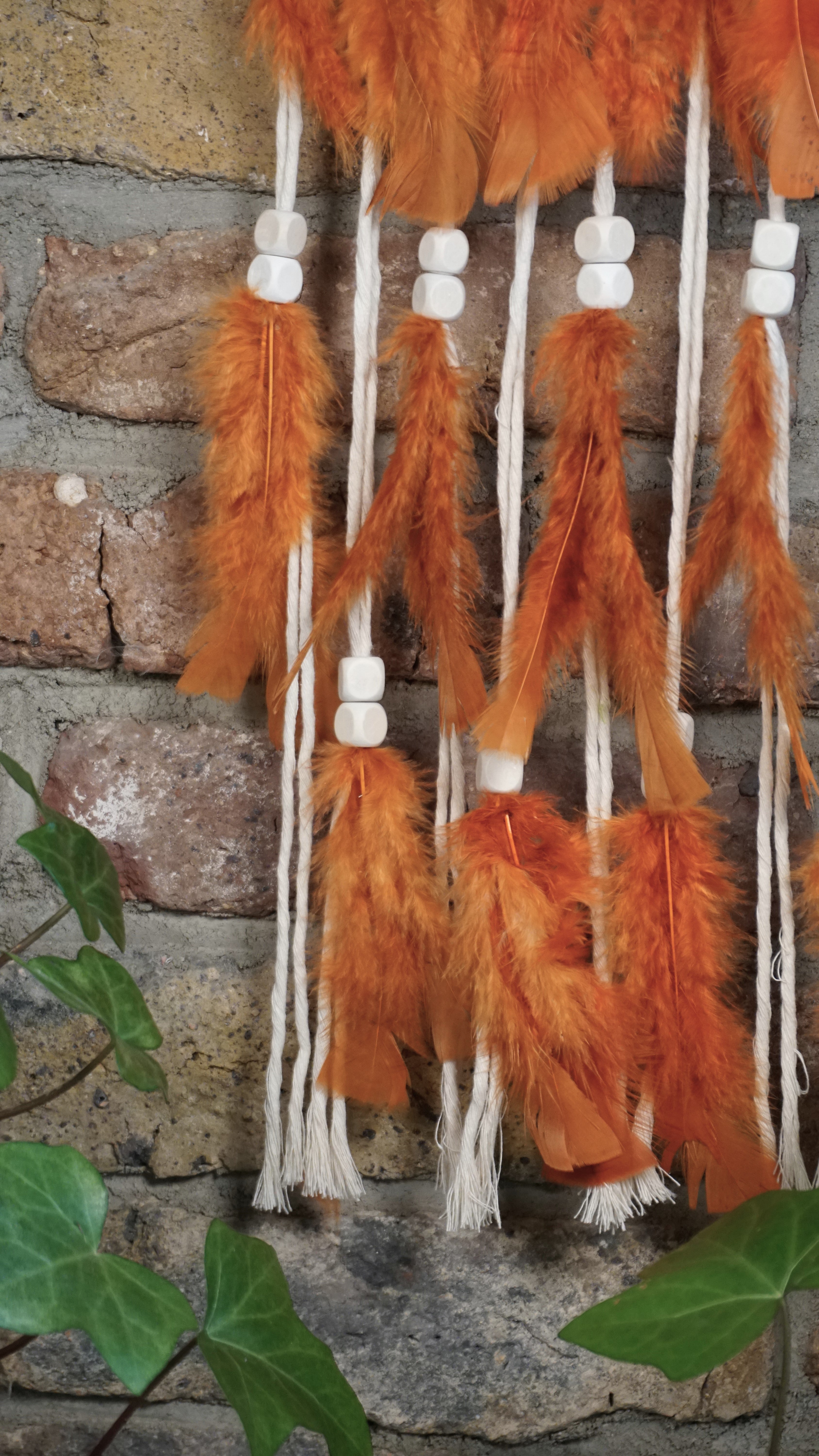 Handgefertigter Boho Deko Traumfänger in Kupfer braun Beige Farben Mix verziert mit Holzperlen, Makramee und Federn. Dekoration für dein Zuhause.