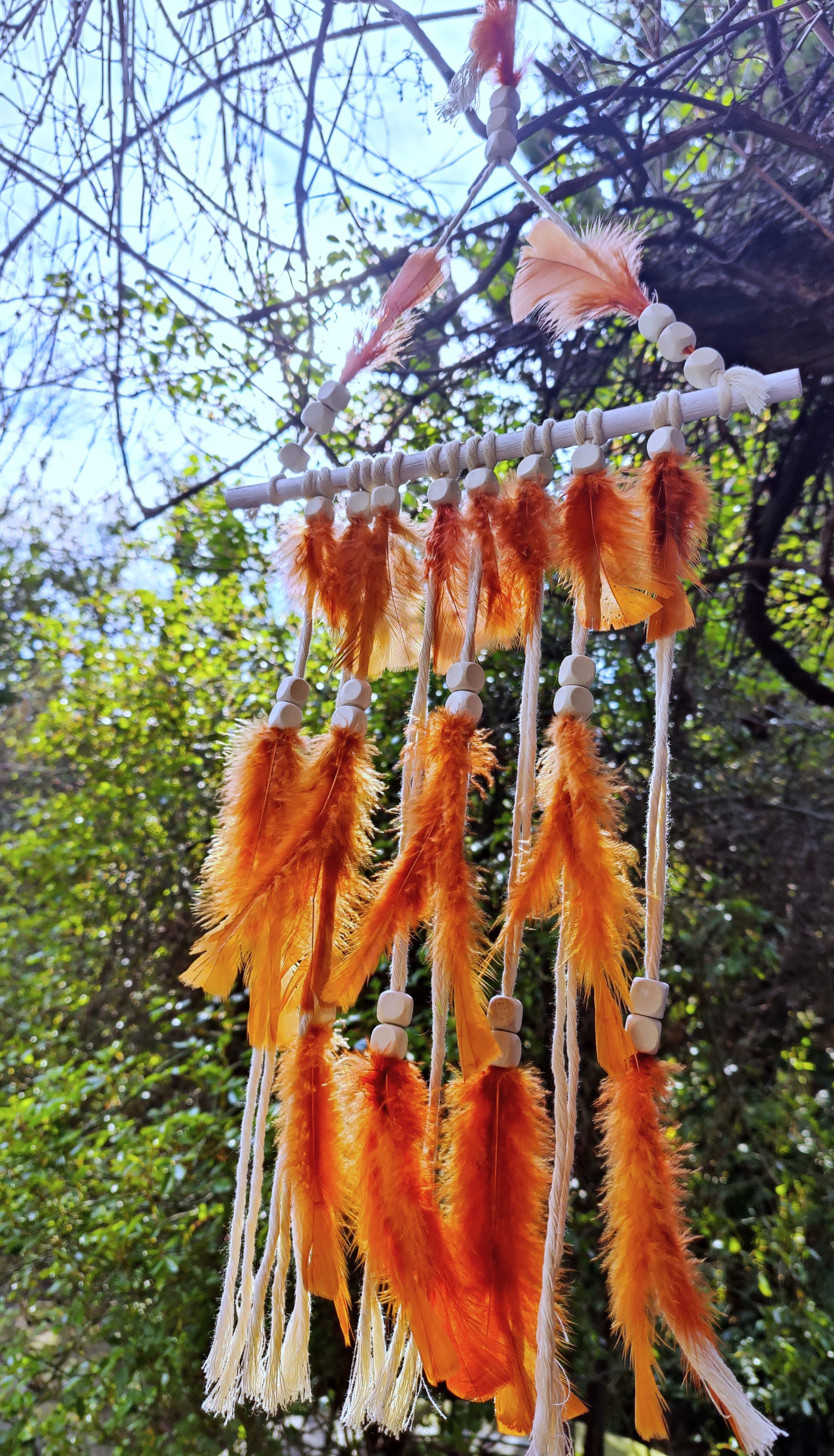 Handgefertigter Boho Deko Traumfänger in Kupfer braun Beige Farben Mix verziert mit Holzperlen, Makramee und Federn. Dekoration für dein Zuhause.