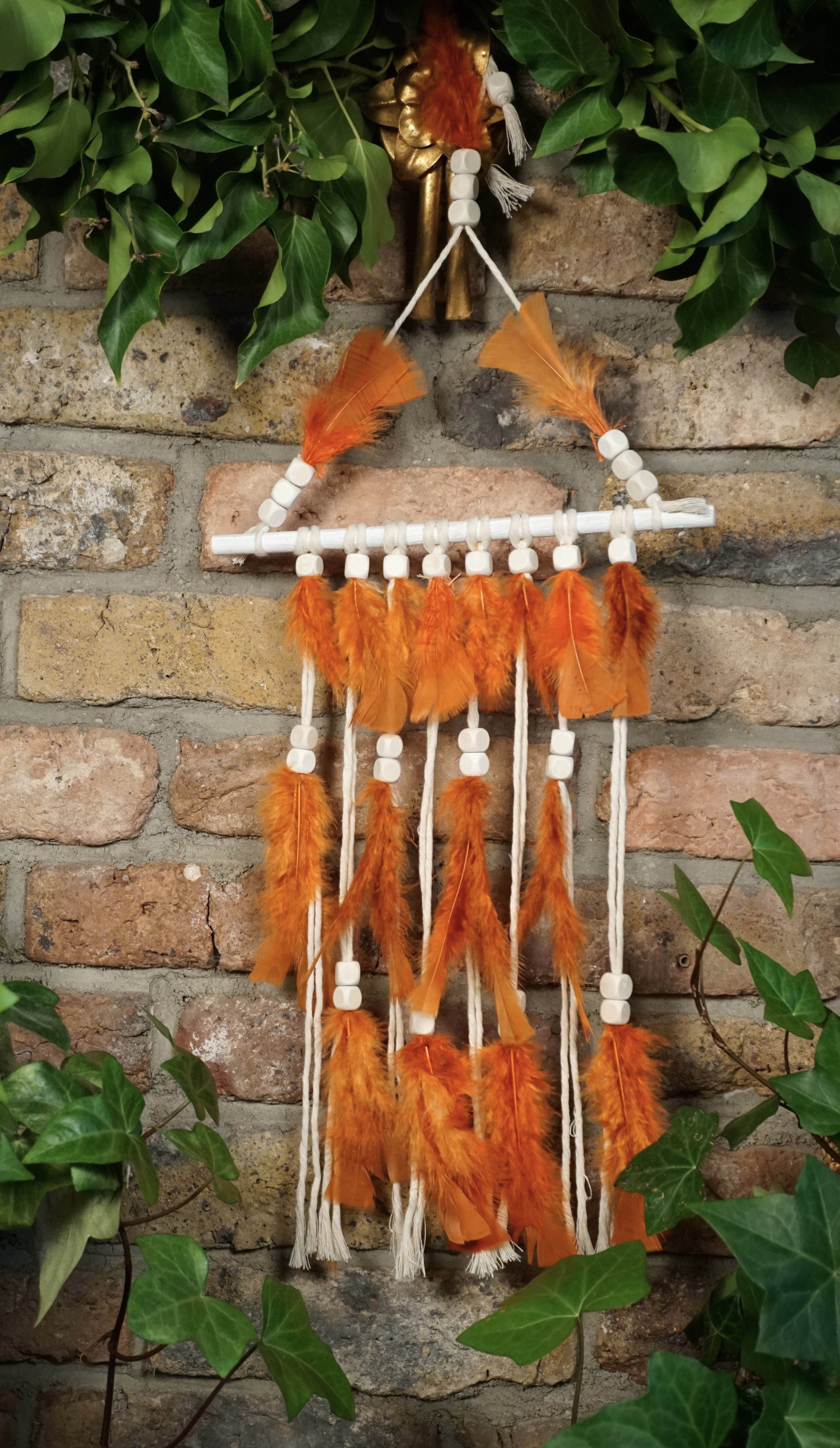 Handgefertigter Boho Deko Traumfänger in Kupfer braun Beige Farben Mix verziert mit Holzperlen, Makramee und Federn. Dekoration für dein Zuhause.