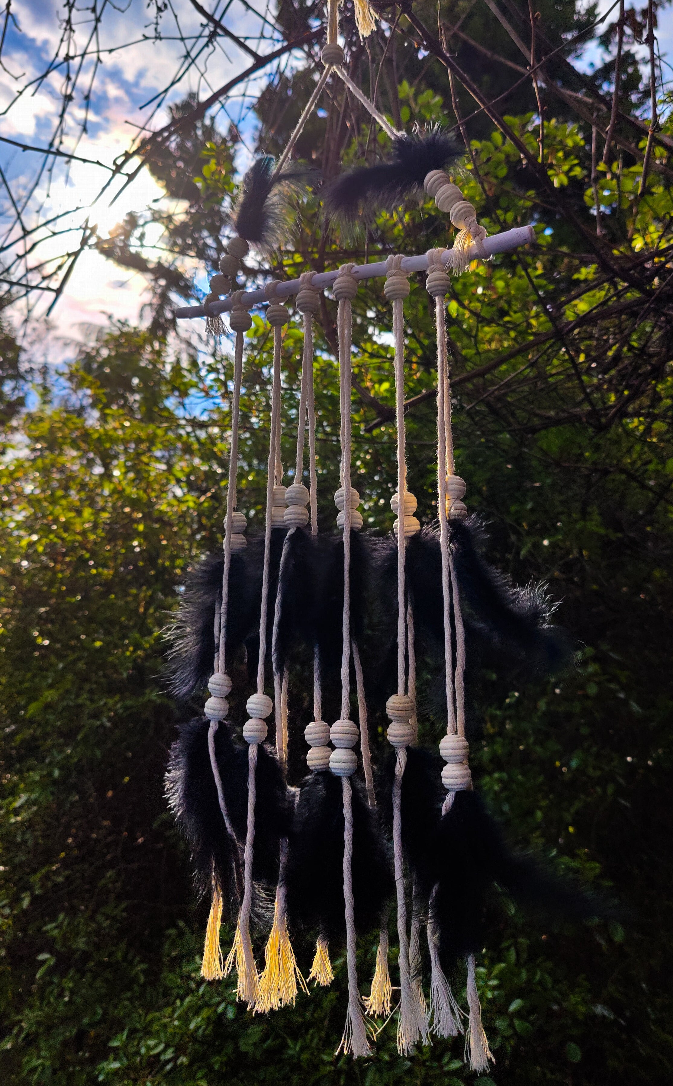 Boho Dekoration für dein Zuhause - der handgefertigte, einzigartige Traumfänger im Bohemian Stil in edlemm schwarz beige Farbmix mit Makramee, Holzperlen und Federn