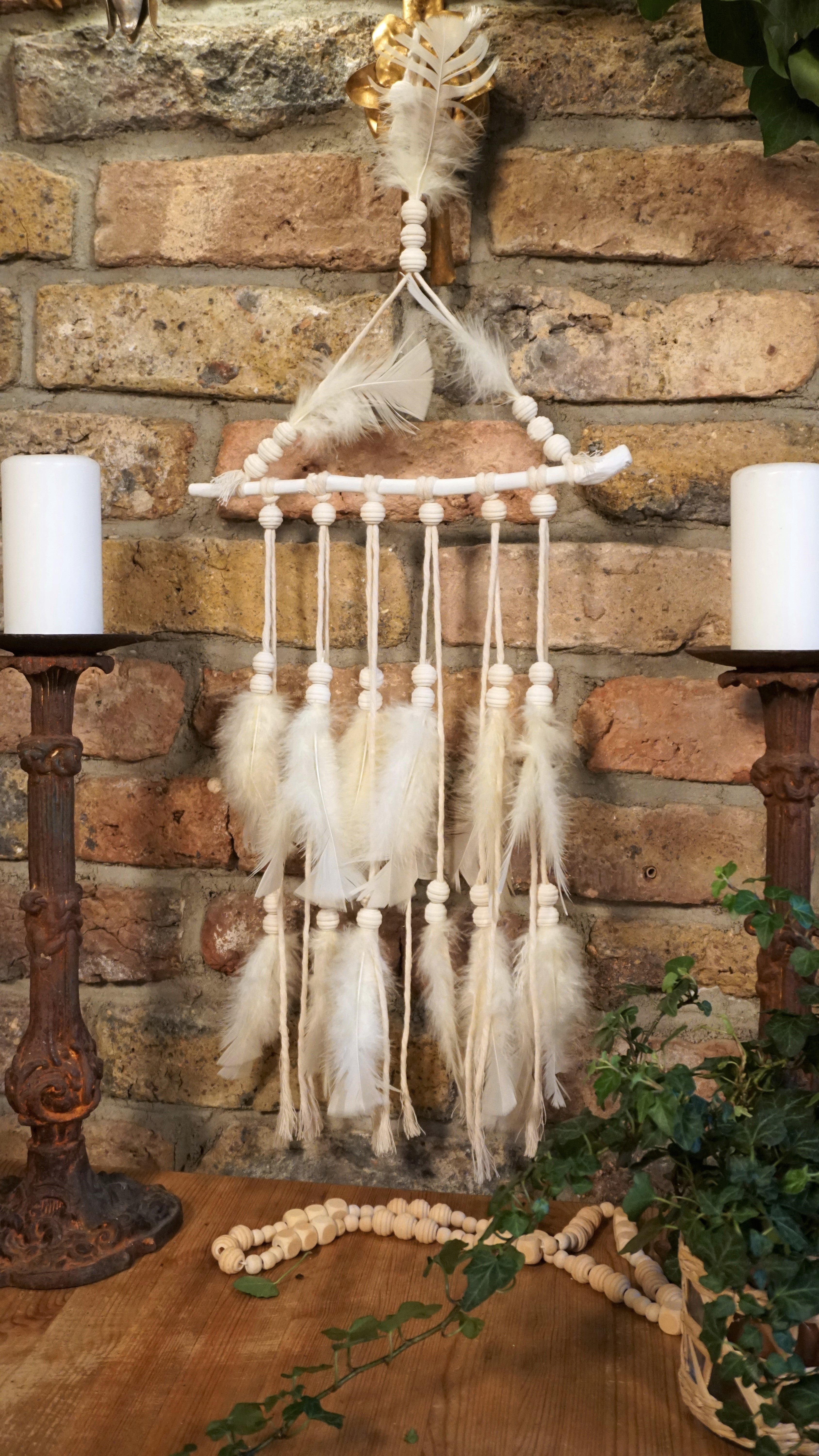 Handgefertigter Boho Deko Traumfänger in Beige Hellbeige Farben Mix verziert mit Holzperlen, Makramee und Federn. Dekoration für dein Zuhause.