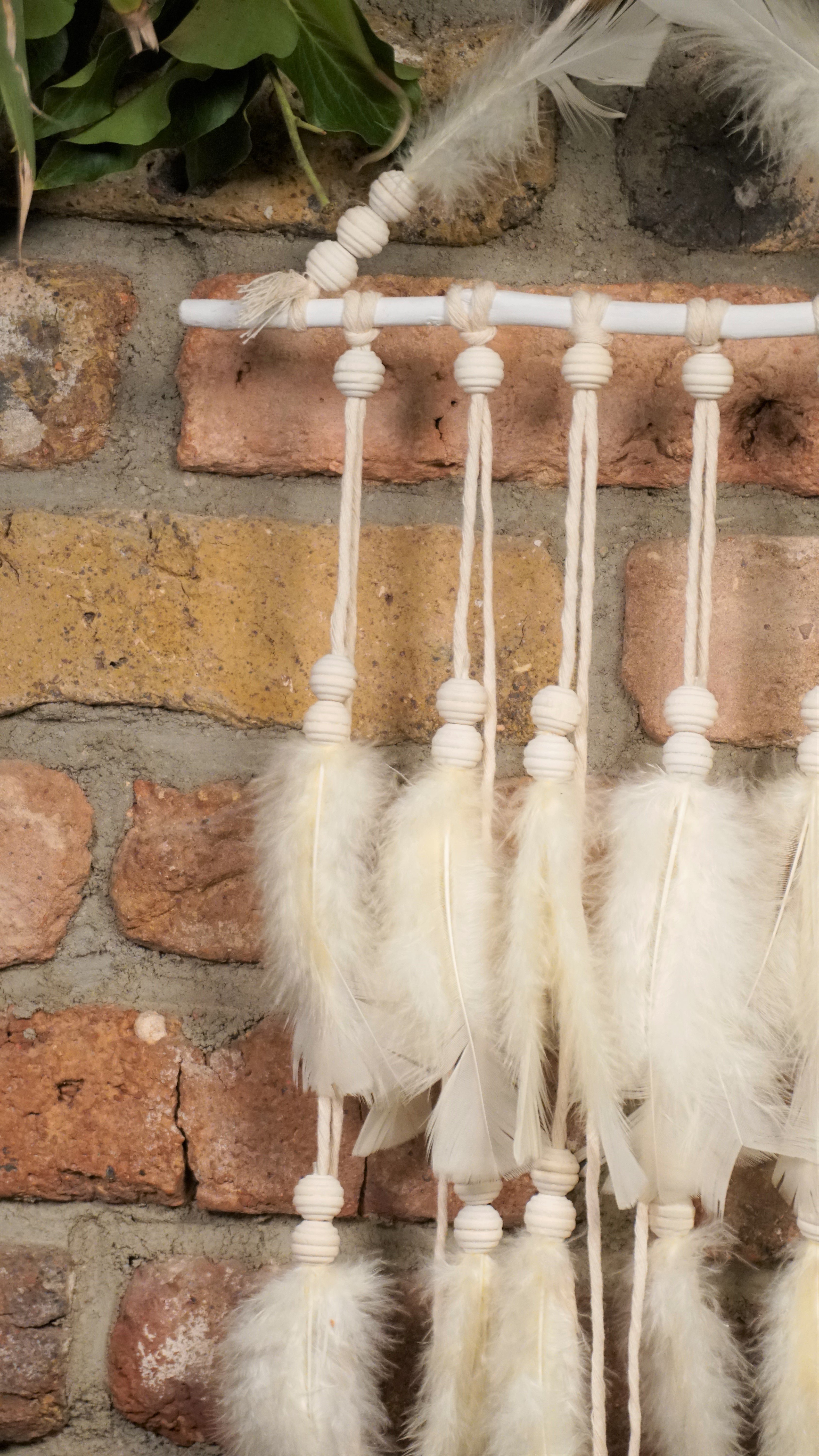 Handgefertigter Boho Deko Traumfänger in Beige Hellbeige Farben Mix verziert mit Holzperlen, Makramee und Federn. Dekoration für dein Zuhause.