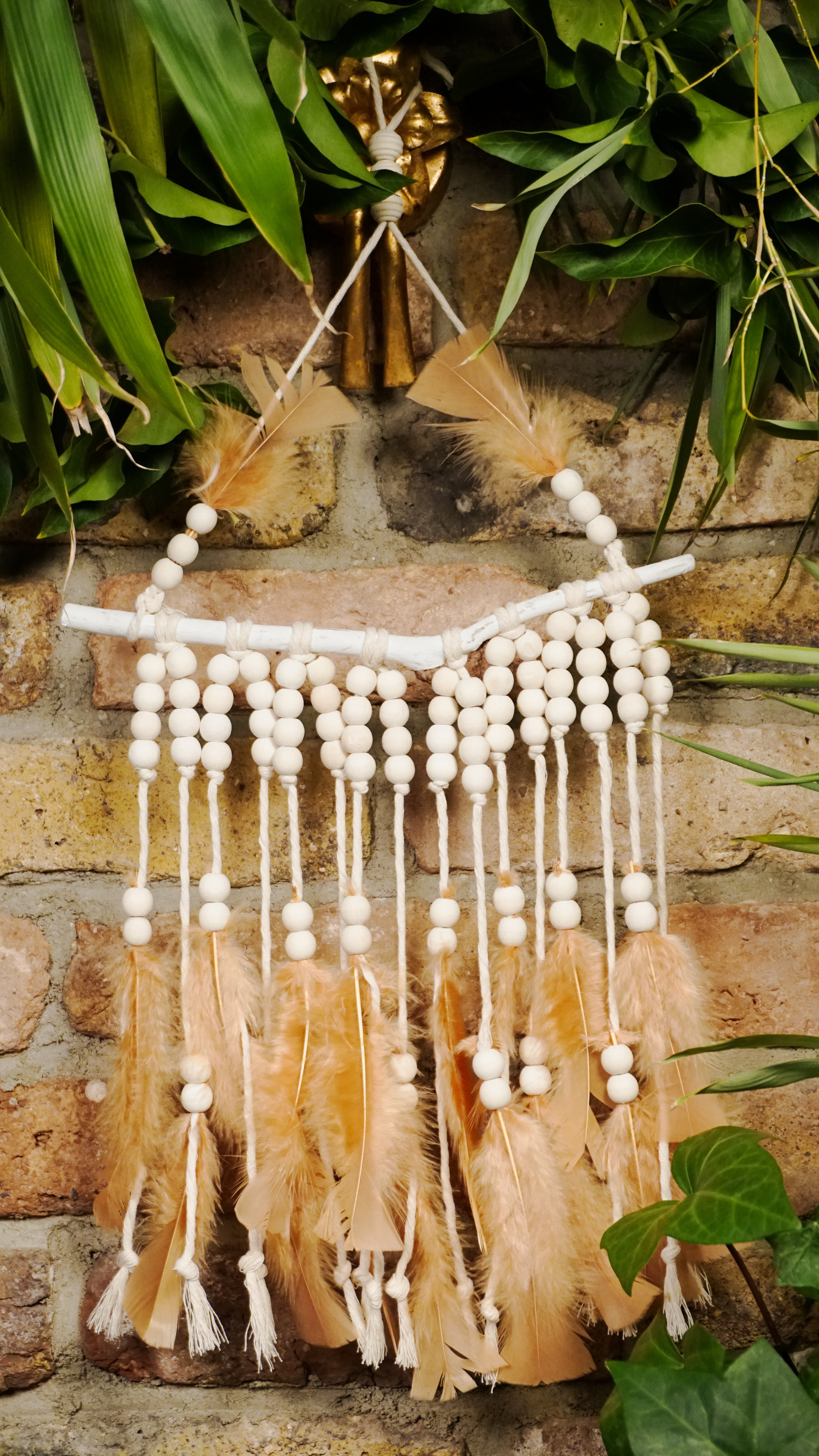 Handgefertigter Boho Deko Traumfänger in Karamell braun Beige Farben Mix verziert mit Holzperlen, Makramee und Federn. Dekoration für dein Zuhause.