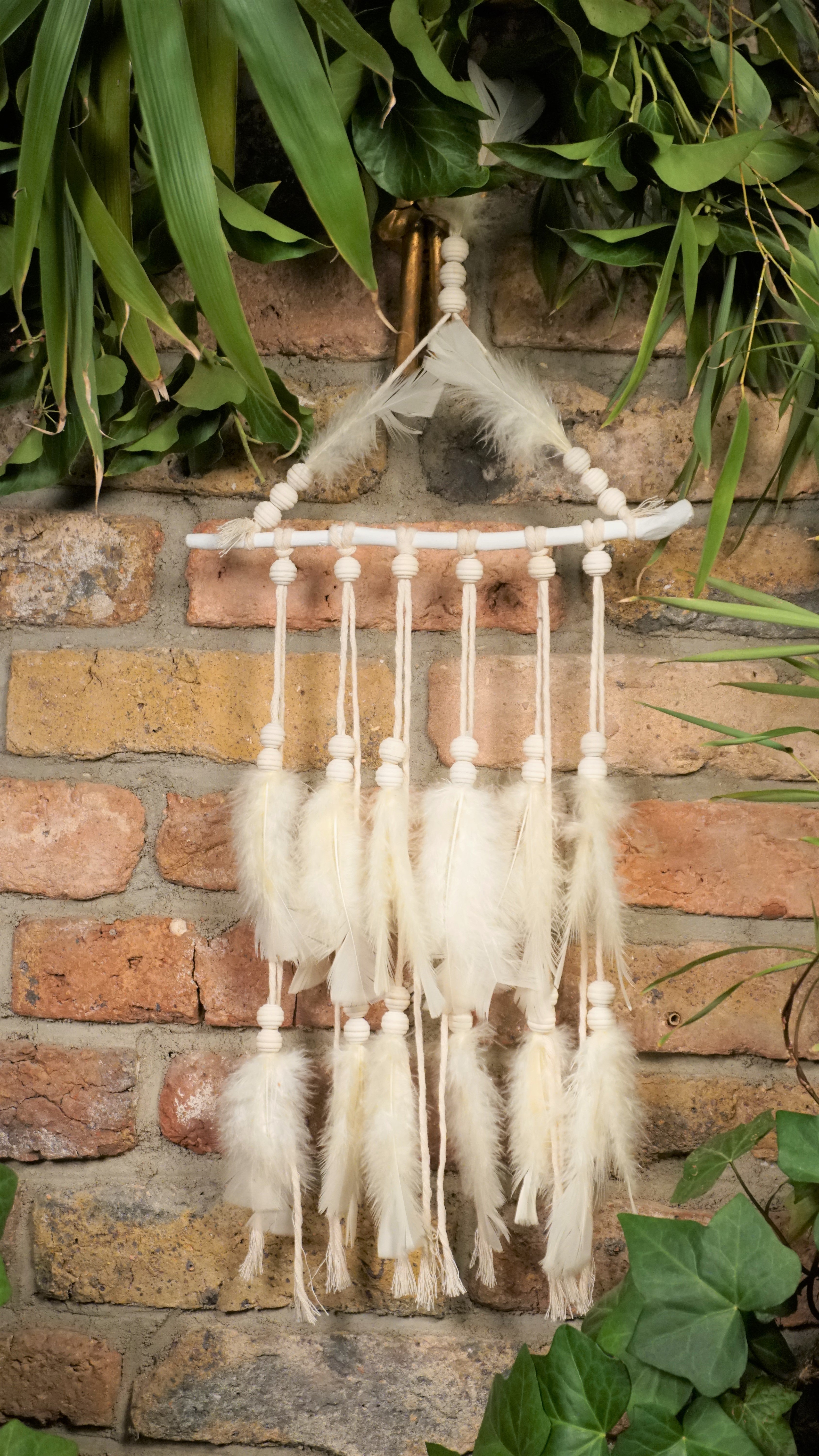 Handgefertigter Boho Deko Traumfänger in Beige Hellbeige Farben Mix verziert mit Holzperlen, Makramee und Federn. Dekoration für dein Zuhause.