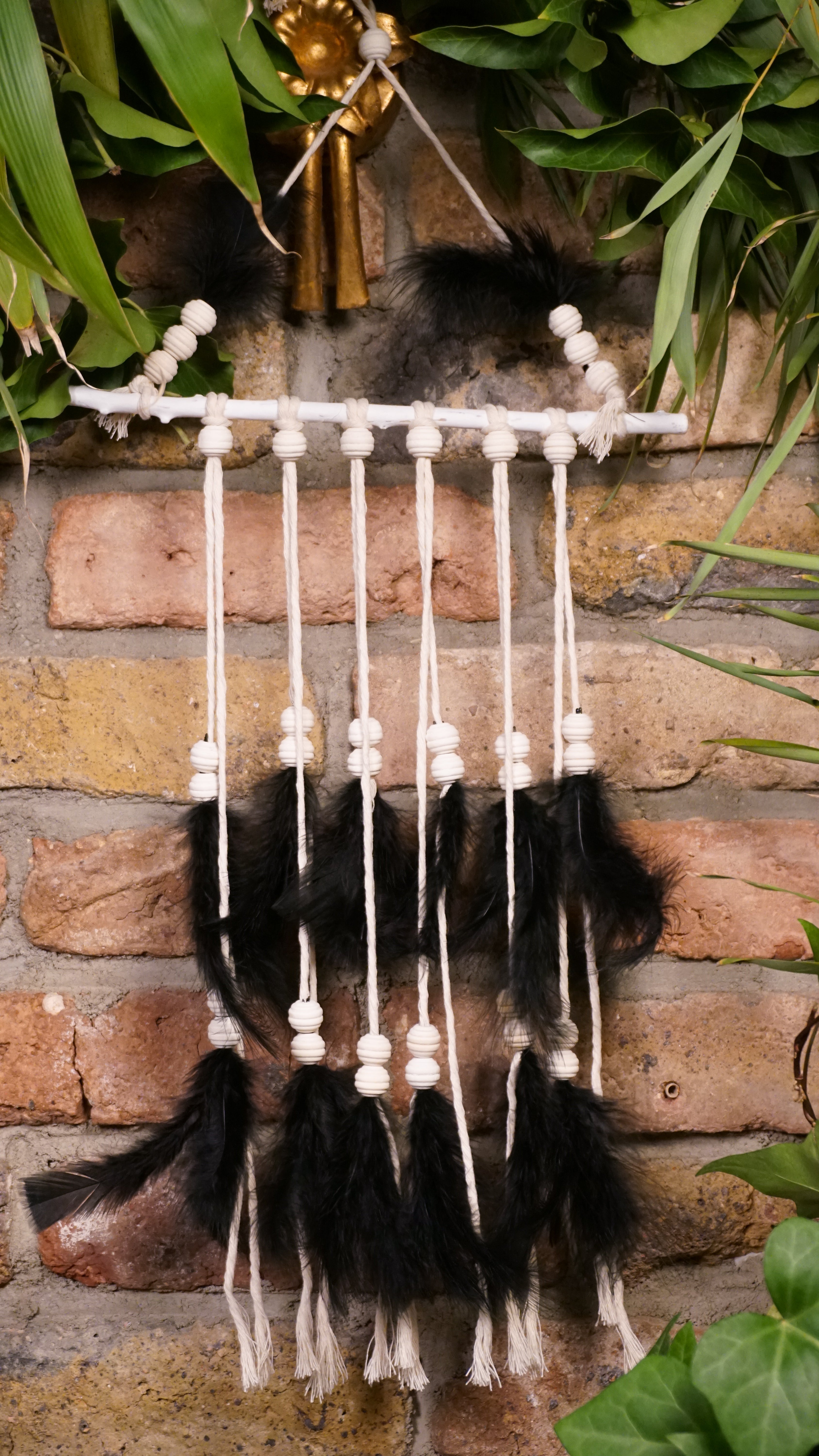 Boho Dekoration für dein Zuhause - der handgefertigte, einzigartige Traumfänger im Bohemian Stil in edlemm schwarz beige Farbmix mit Makramee, Holzperlen und Federn