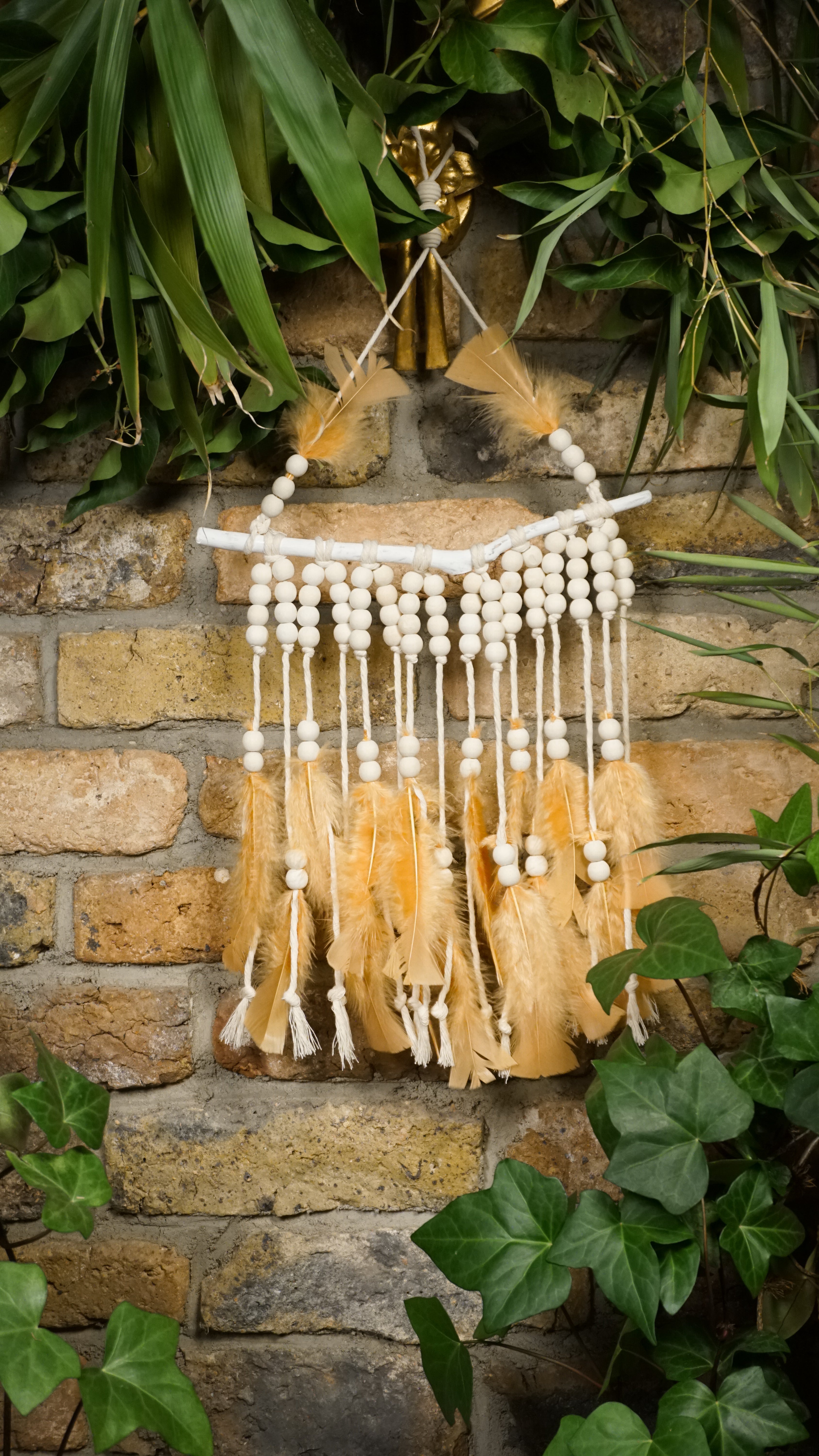 Handgefertigter Boho Deko Traumfänger in Karamell braun Beige Farben Mix verziert mit Holzperlen, Makramee und Federn. Dekoration für dein Zuhause.