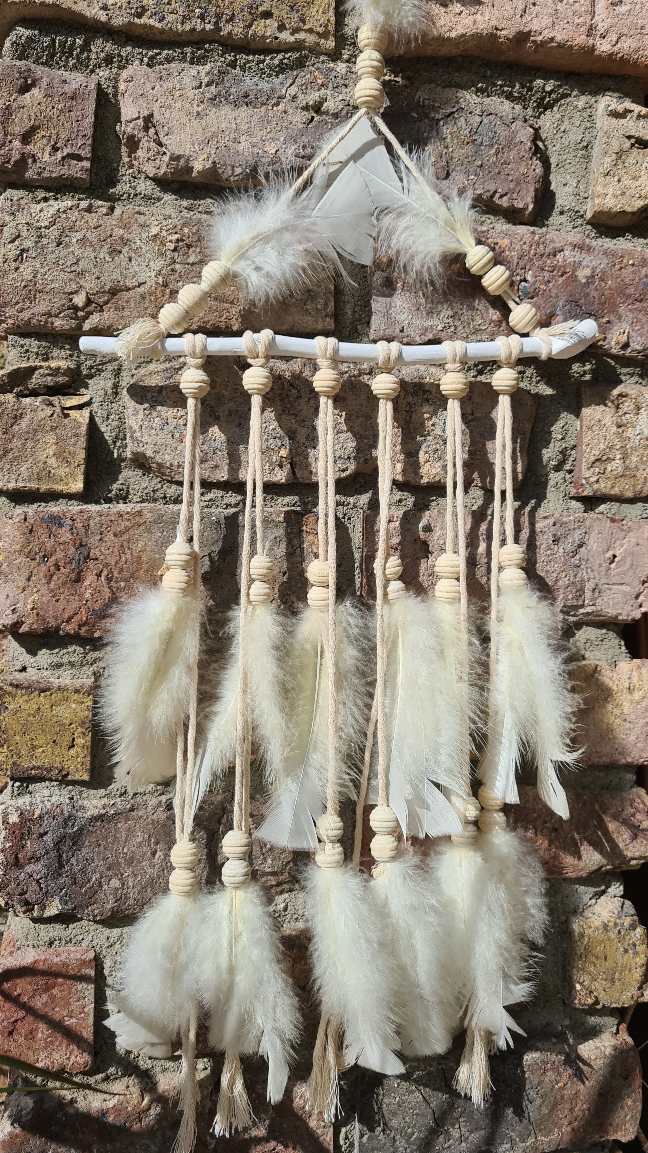 Handgefertigter Boho Deko Traumfänger in Beige Hellbeige Farben Mix verziert mit Holzperlen, Makramee und Federn. Dekoration für dein Zuhause.