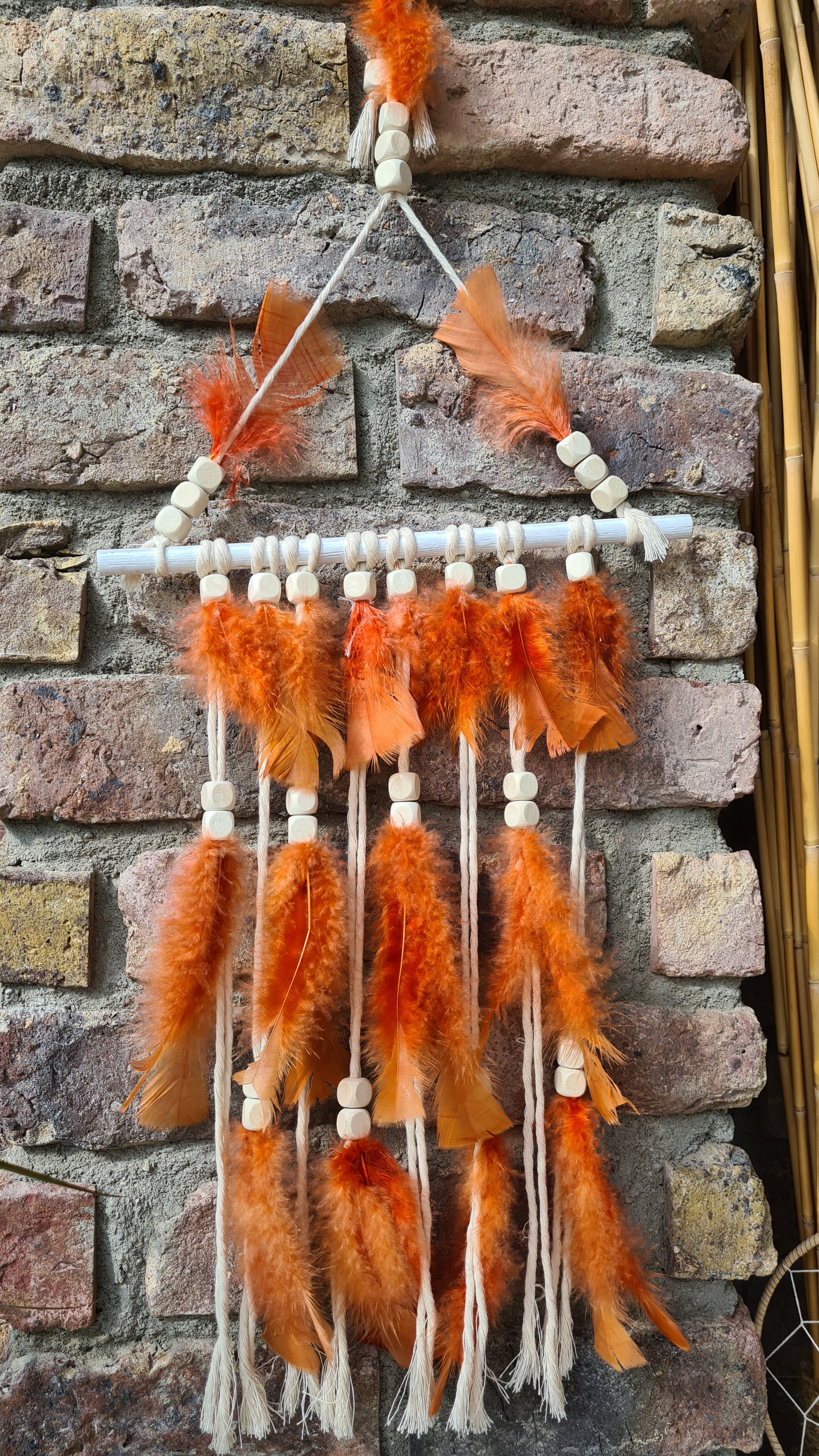 Handgefertigter Boho Deko Traumfänger in Kupfer braun Beige Farben Mix verziert mit Holzperlen, Makramee und Federn. Dekoration für dein Zuhause.