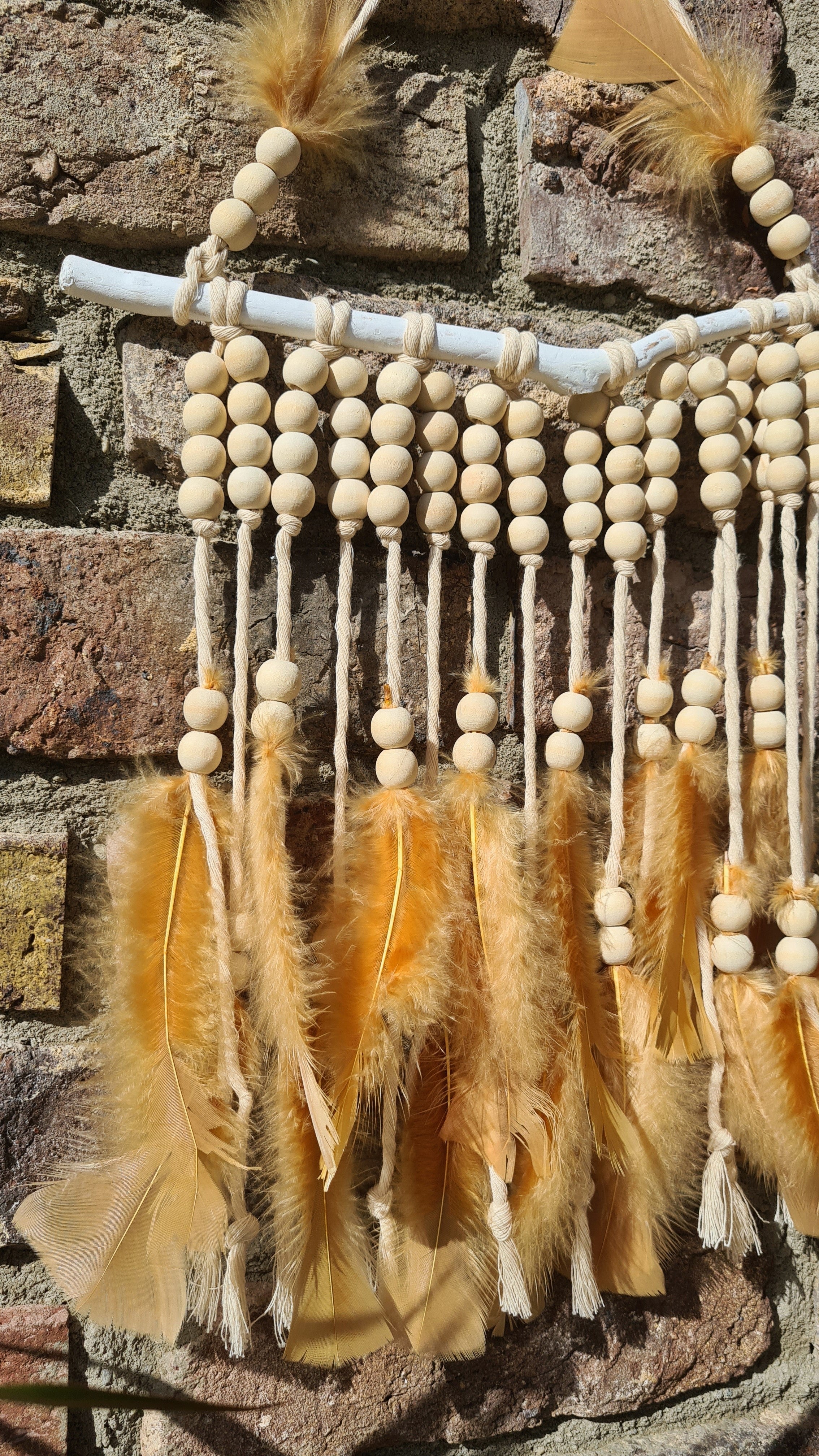 Handgefertigter Boho Deko Traumfänger in Karamell braun Beige Farben Mix verziert mit Holzperlen, Makramee und Federn. Dekoration für dein Zuhause.