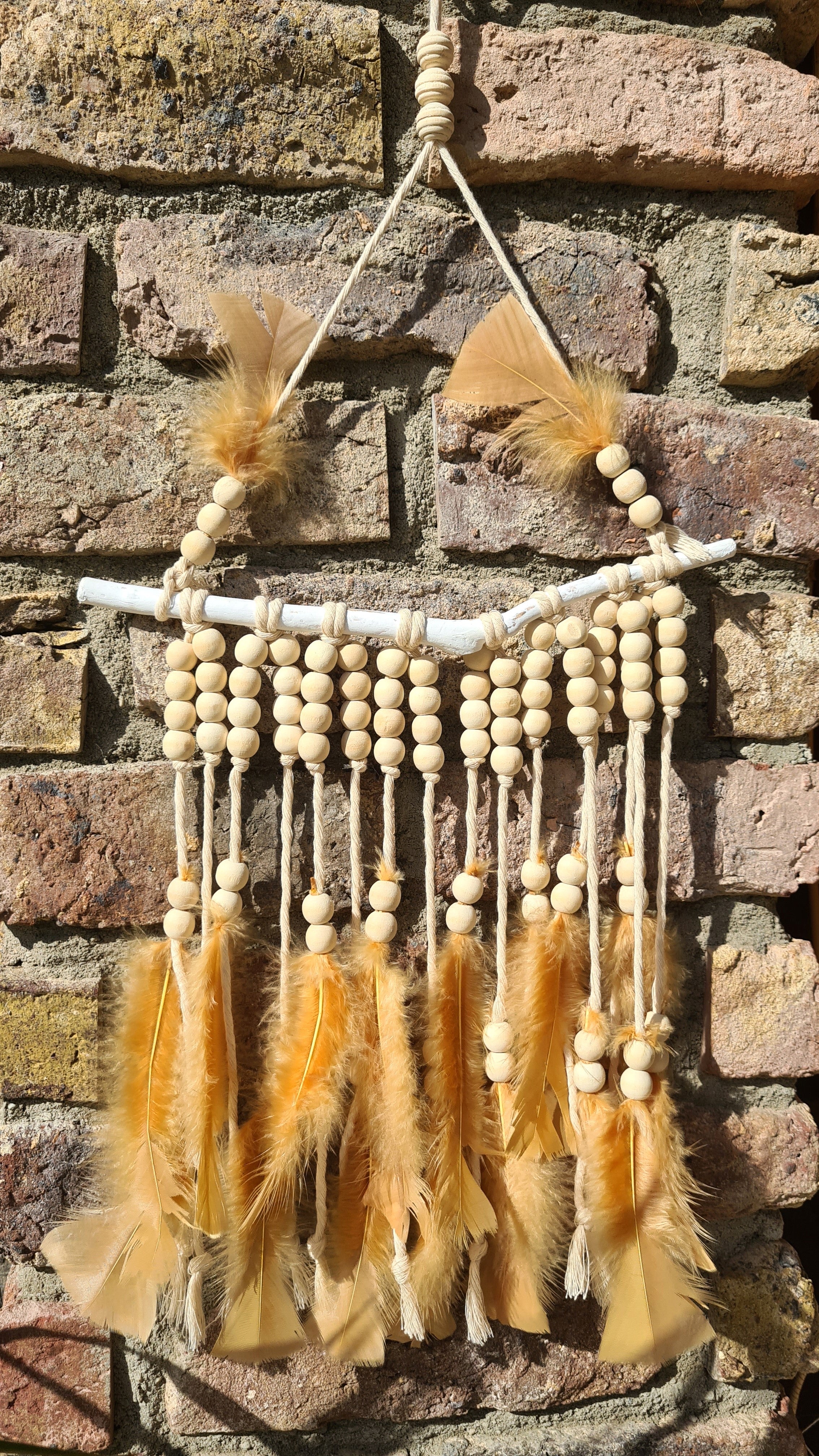 Handgefertigter Boho Deko Traumfänger in Karamell braun Beige Farben Mix verziert mit Holzperlen, Makramee und Federn. Dekoration für dein Zuhause.