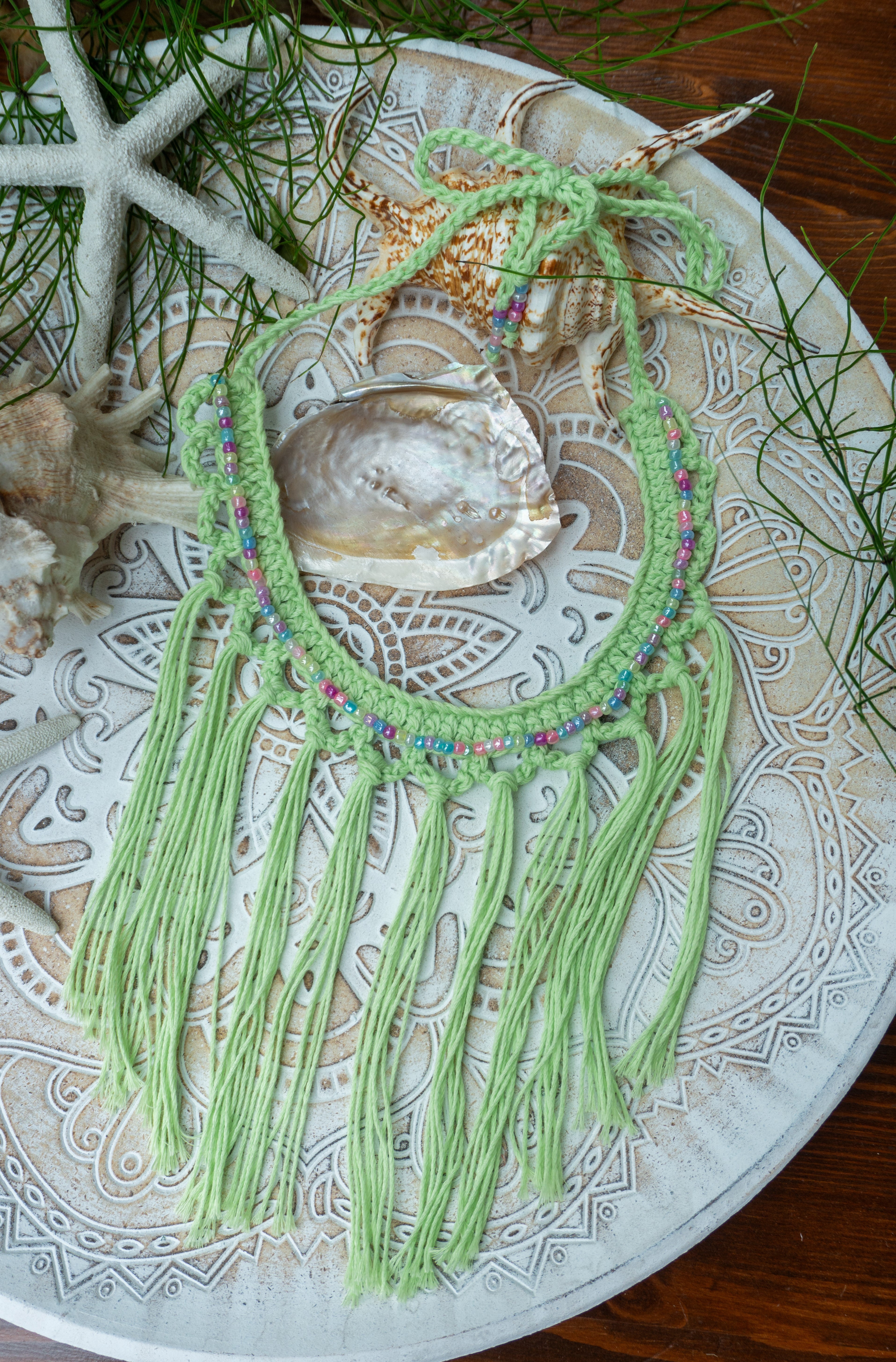 Handgemachte hellgrüne Boho Häkelkette mit Fransen und bunten Pastellperlen – Unikat Schmuck im Ibiza-Style, vielseitig tragbar.