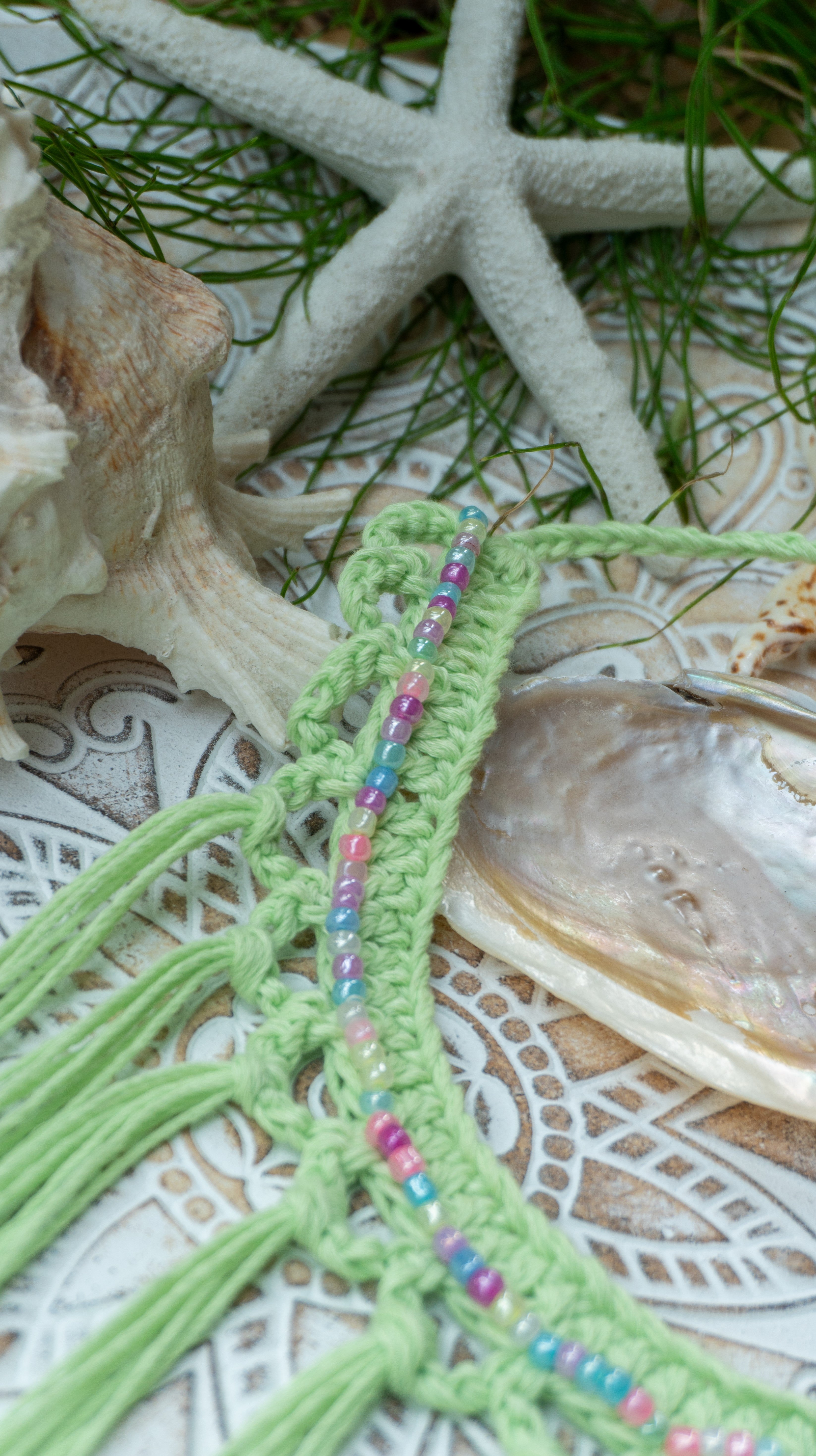 Handgemachte hellgrüne Boho Häkelkette mit Fransen und bunten Pastellperlen – Unikat Schmuck im Ibiza-Style, vielseitig tragbar.