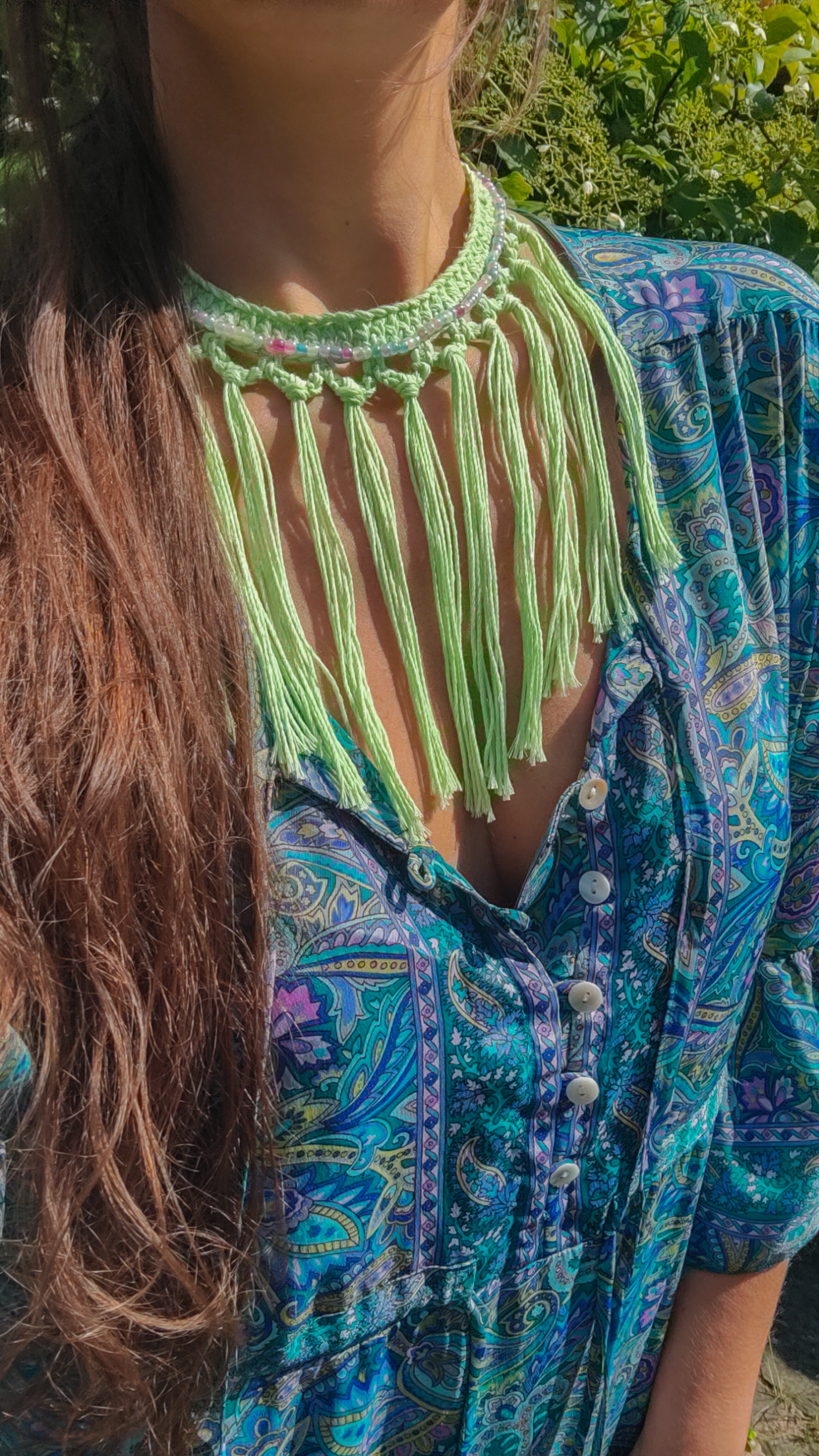 Handgemachte hellgrüne Boho Häkelkette mit Fransen und bunten Pastellperlen – Unikat Schmuck im Ibiza-Style, vielseitig tragbar.