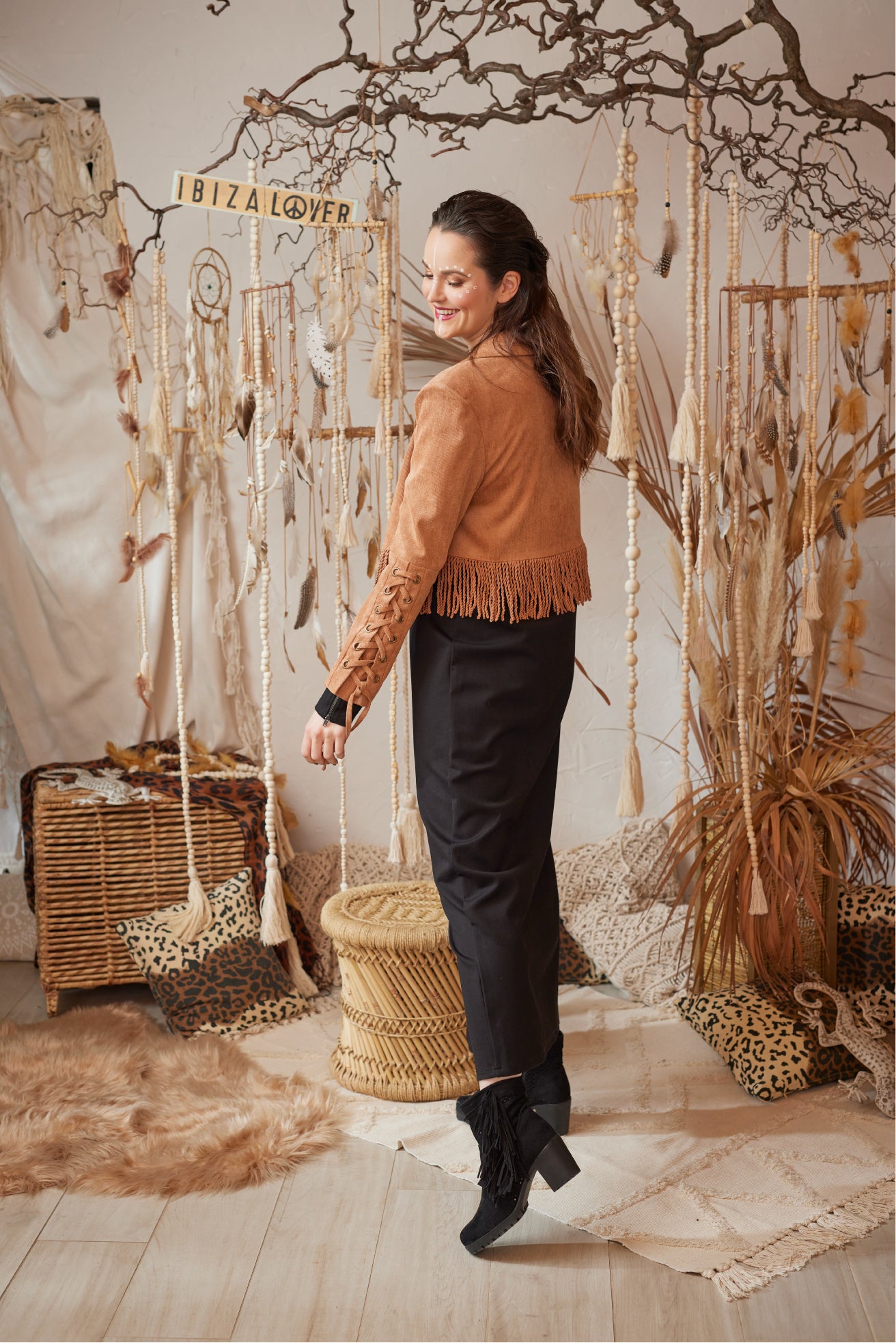 Entdecke die limitierte Boho Fransen Feincord Jacke in wunderschönem Karamell Farbton! Der weiche und bequeme Feincord Stoff, der moderne kastige Schnitt und der stylische Animal-Print im Innenmaterial machen diese Jacke zu einem absoluten Must-Have. Mit Reverskragen, Schulterpolstern und hochwertig mit Feincord überzogenem Knopf. Perfekt abgerundet durch Schnürung und Nieten-Detail an den Ärmeln.