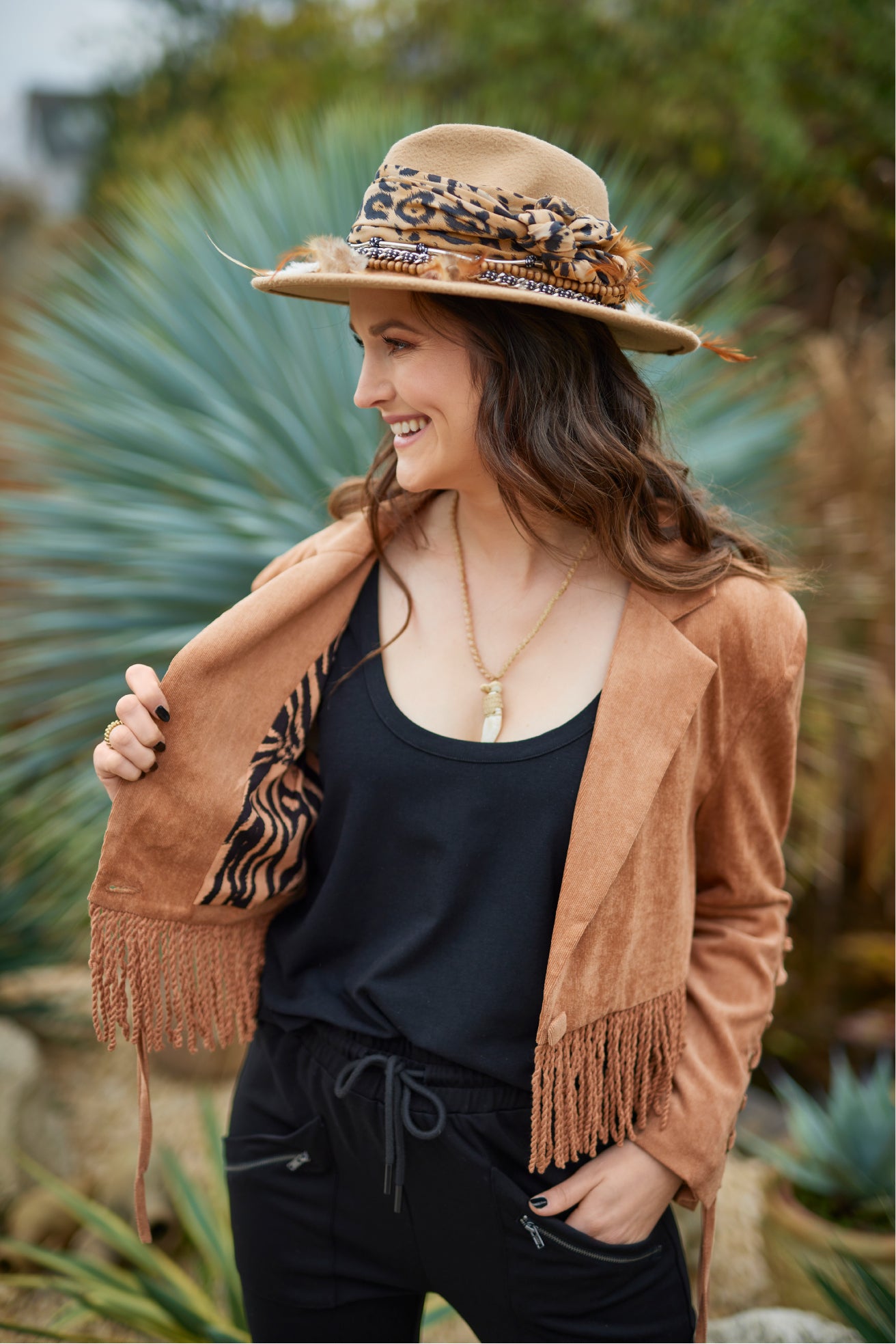 Entdecke die limitierte Boho Fransen Feincord Jacke in wunderschönem Karamell Farbton! Der weiche und bequeme Feincord Stoff, der moderne kastige Schnitt und der stylische Animal-Print im Innenmaterial machen diese Jacke zu einem absoluten Must-Have. Mit Reverskragen, Schulterpolstern und hochwertig mit Feincord überzogenem Knopf. Perfekt abgerundet durch Schnürung und Nieten-Detail an den Ärmeln.