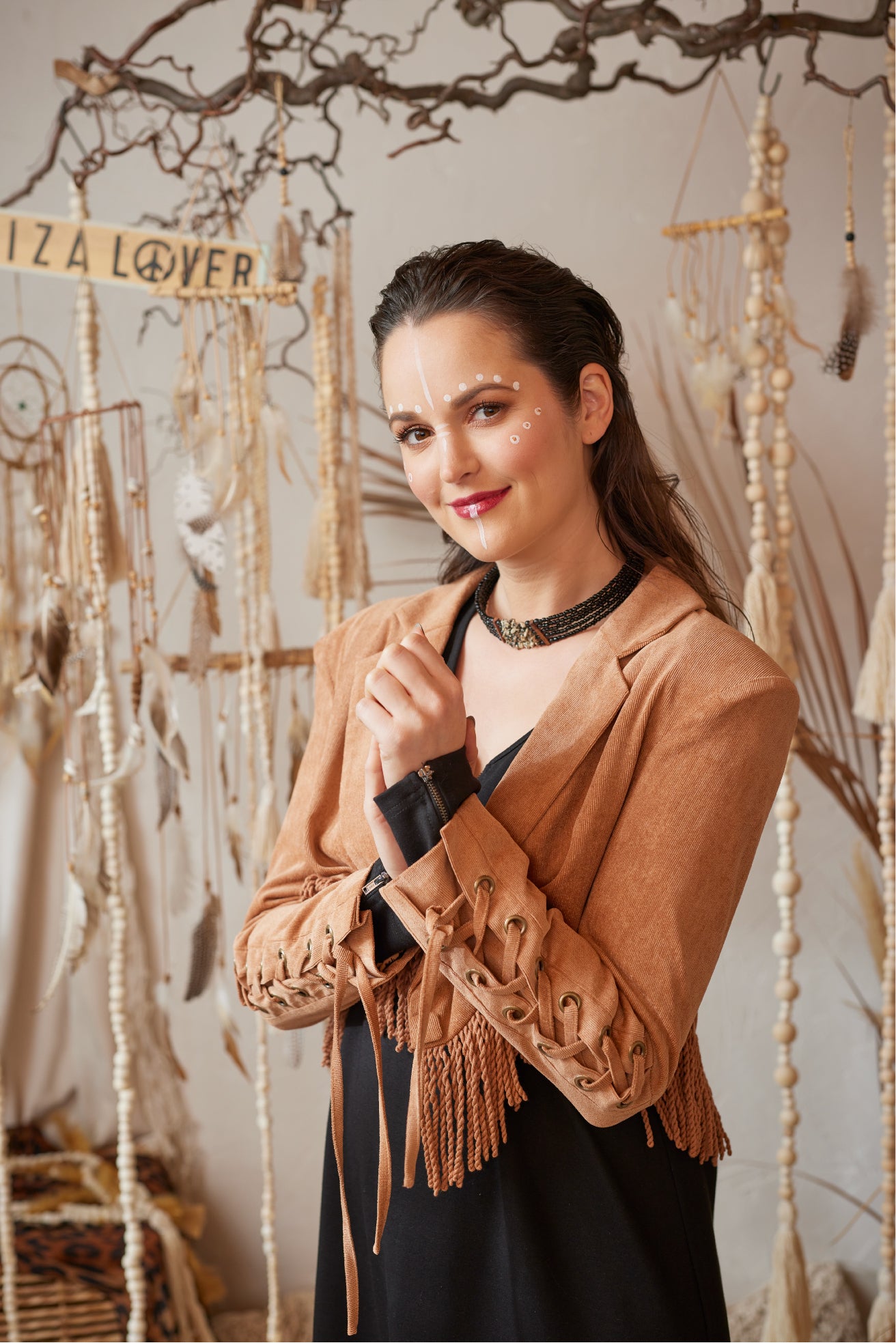 Entdecke die limitierte Boho Fransen Feincord Jacke in wunderschönem Karamell Farbton! Der weiche und bequeme Feincord Stoff, der moderne kastige Schnitt und der stylische Animal-Print im Innenmaterial machen diese Jacke zu einem absoluten Must-Have. Mit Reverskragen, Schulterpolstern und hochwertig mit Feincord überzogenem Knopf. Perfekt abgerundet durch Schnürung und Nieten-Detail an den Ärmeln.