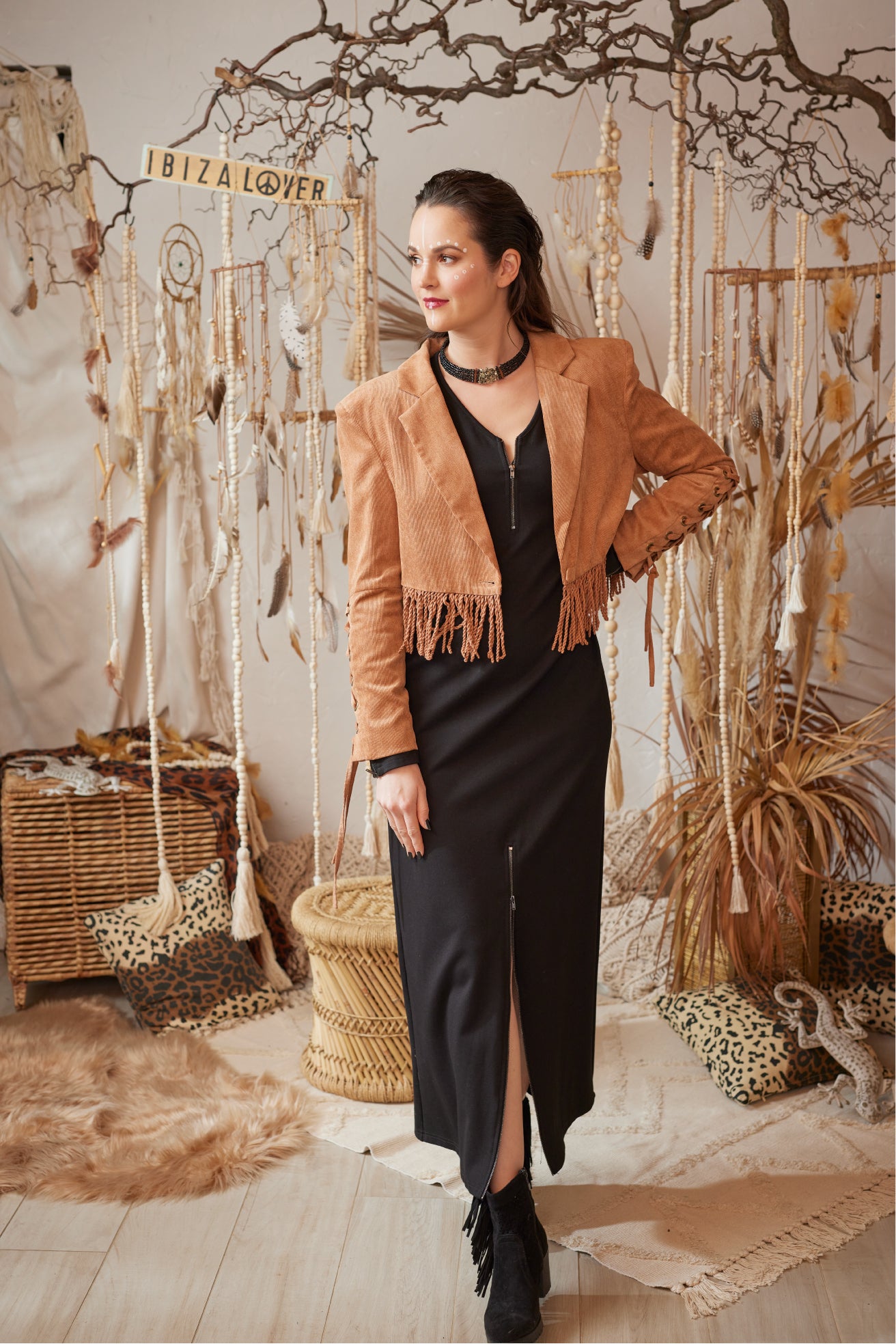 Entdecke die limitierte Boho Fransen Feincord Jacke in wunderschönem Karamell Farbton! Der weiche und bequeme Feincord Stoff, der moderne kastige Schnitt und der stylische Animal-Print im Innenmaterial machen diese Jacke zu einem absoluten Must-Have. Mit Reverskragen, Schulterpolstern und hochwertig mit Feincord überzogenem Knopf. Perfekt abgerundet durch Schnürung und Nieten-Detail an den Ärmeln.