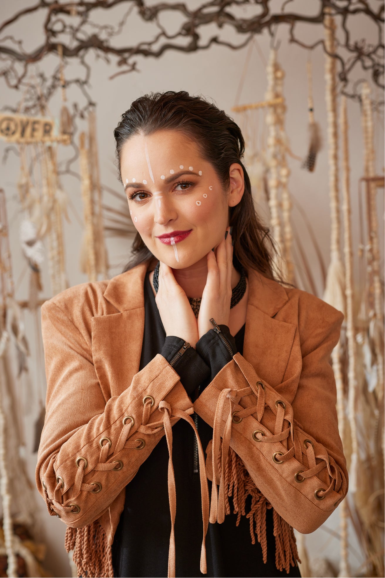 Entdecke die limitierte Boho Fransen Feincord Jacke in wunderschönem Karamell Farbton! Der weiche und bequeme Feincord Stoff, der moderne kastige Schnitt und der stylische Animal-Print im Innenmaterial machen diese Jacke zu einem absoluten Must-Have. Mit Reverskragen, Schulterpolstern und hochwertig mit Feincord überzogenem Knopf. Perfekt abgerundet durch Schnürung und Nieten-Detail an den Ärmeln.