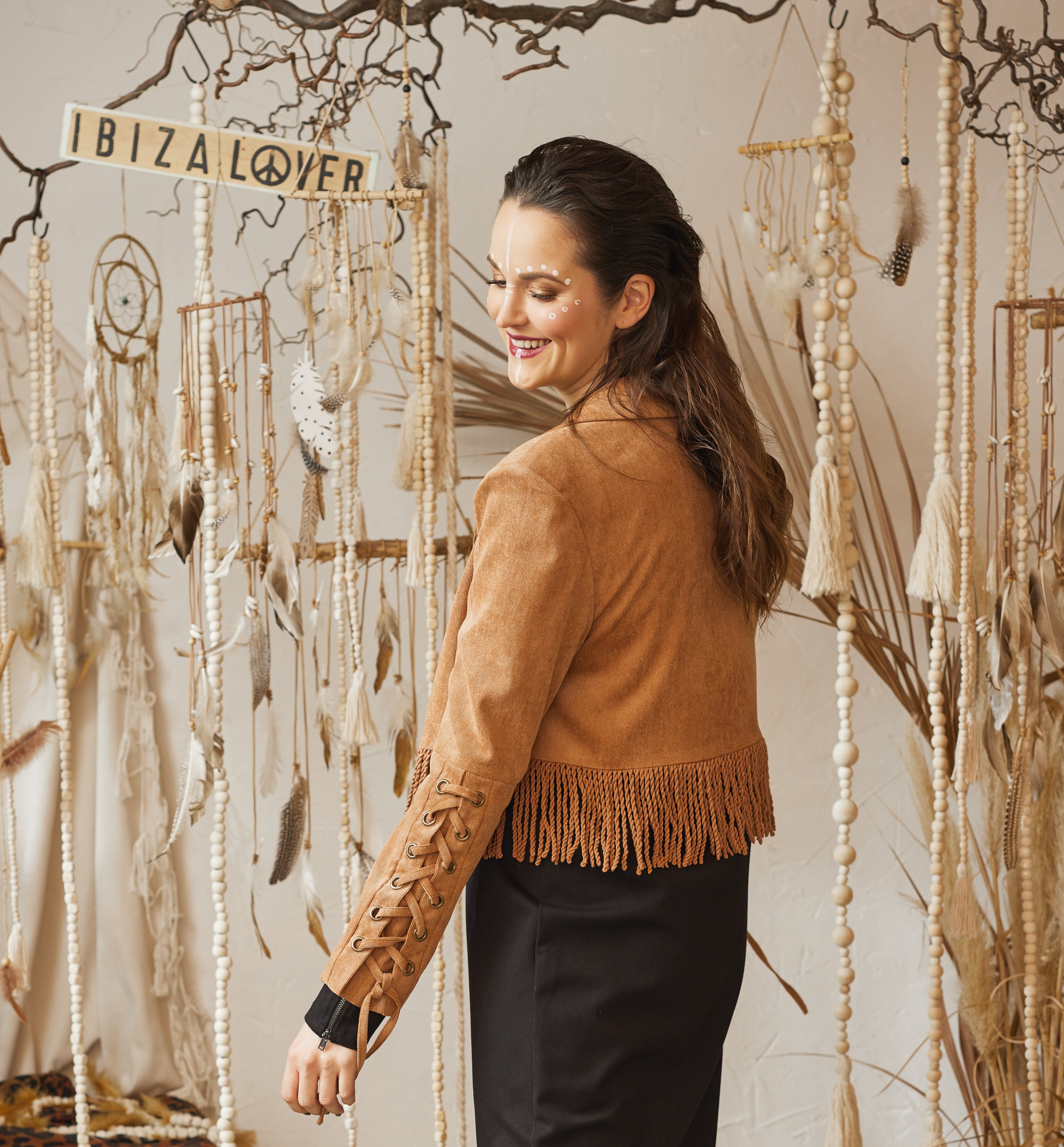 Entdecke die limitierte Boho Fransen Feincord Jacke in wunderschönem Karamell Farbton! Der weiche und bequeme Feincord Stoff, der moderne kastige Schnitt und der stylische Animal-Print im Innenmaterial machen diese Jacke zu einem absoluten Must-Have. Mit Reverskragen, Schulterpolstern und hochwertig mit Feincord überzogenem Knopf. Perfekt abgerundet durch Schnürung und Nieten-Detail an den Ärmeln.