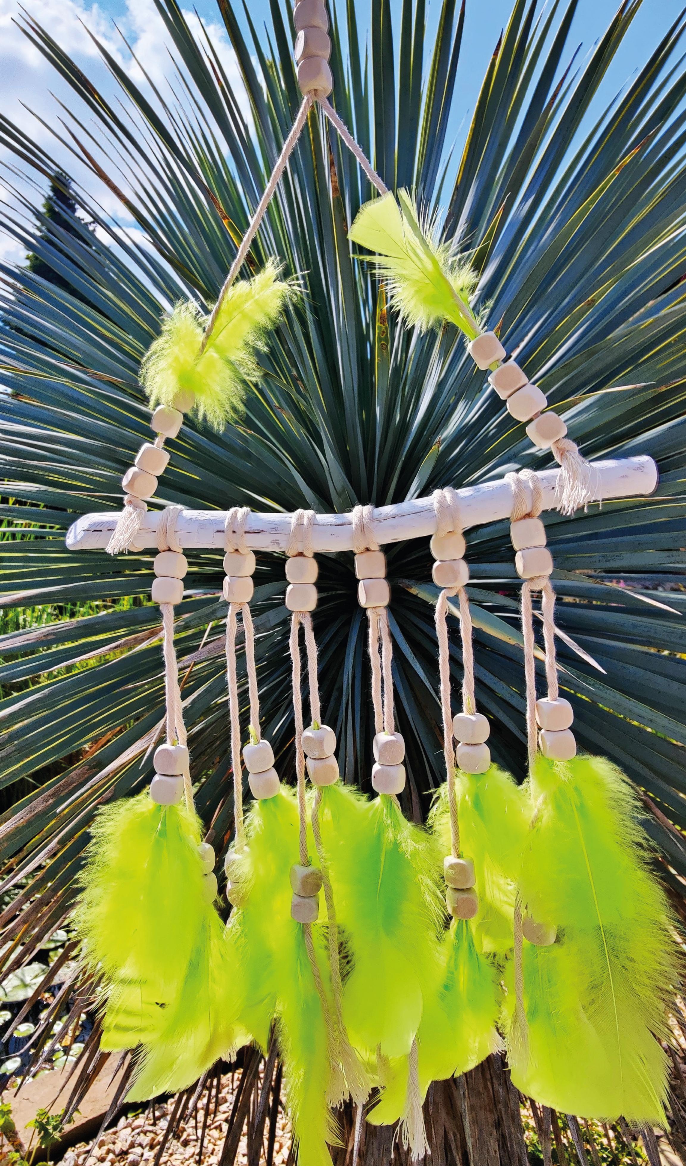 Handgefertigter Boho Deko Traumfänger im knalligen grün beige Farben Mix verziert mit Holzperlen, Makramee und Federn. Dekoration für dein Zuhause.