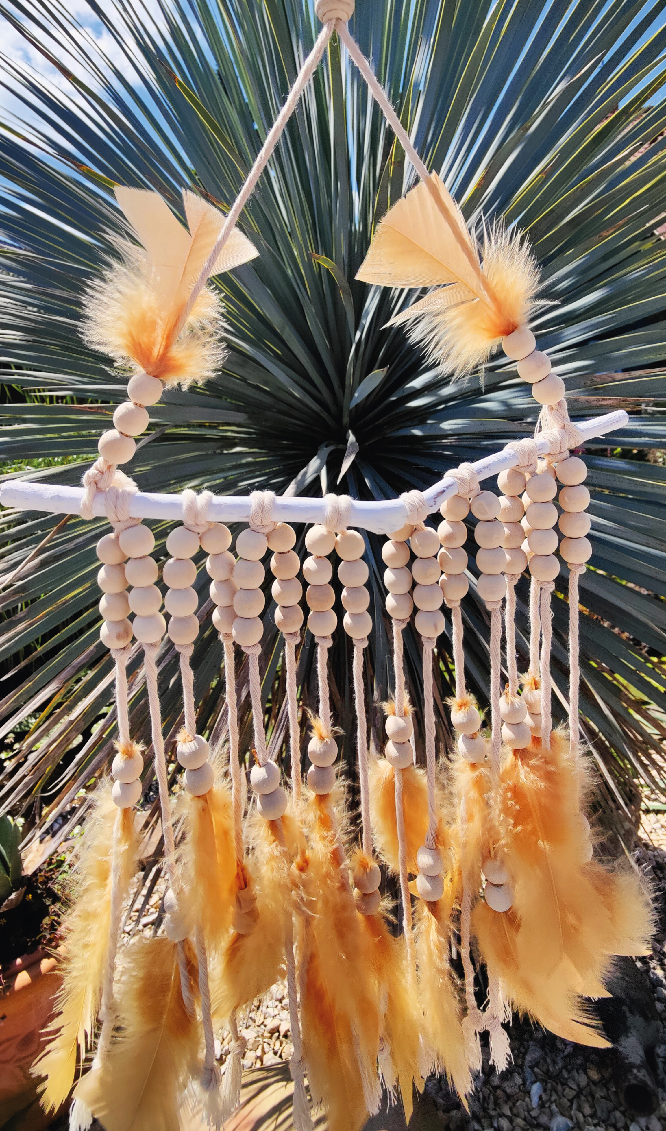 Handgefertigter Boho Deko Traumfänger in Karamell braun Beige Farben Mix verziert mit Holzperlen, Makramee und Federn. Dekoration für dein Zuhause.