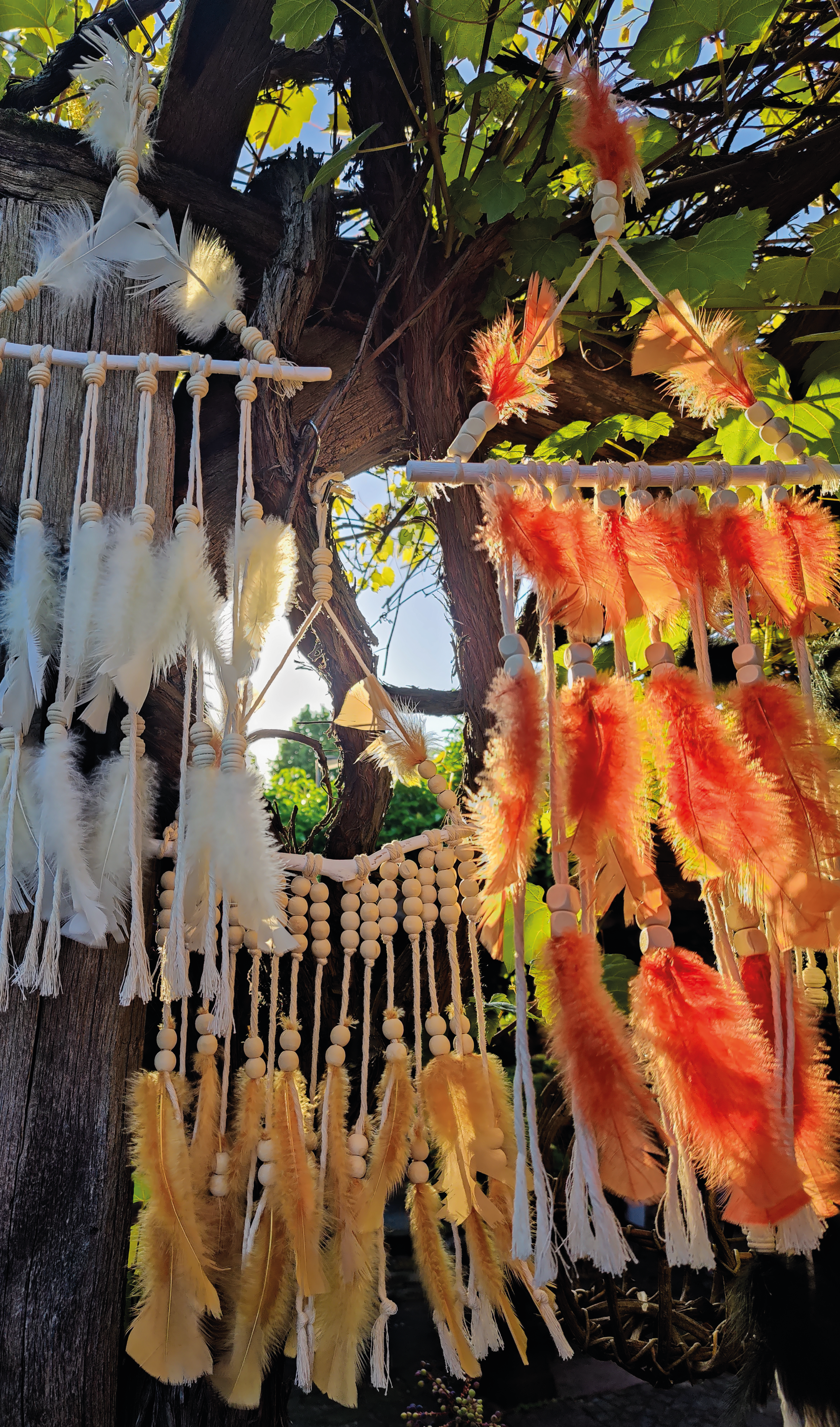 Handgefertigter Boho Deko Traumfänger in Kupfer braun Beige Farben Mix verziert mit Holzperlen, Makramee und Federn. Dekoration für dein Zuhause.