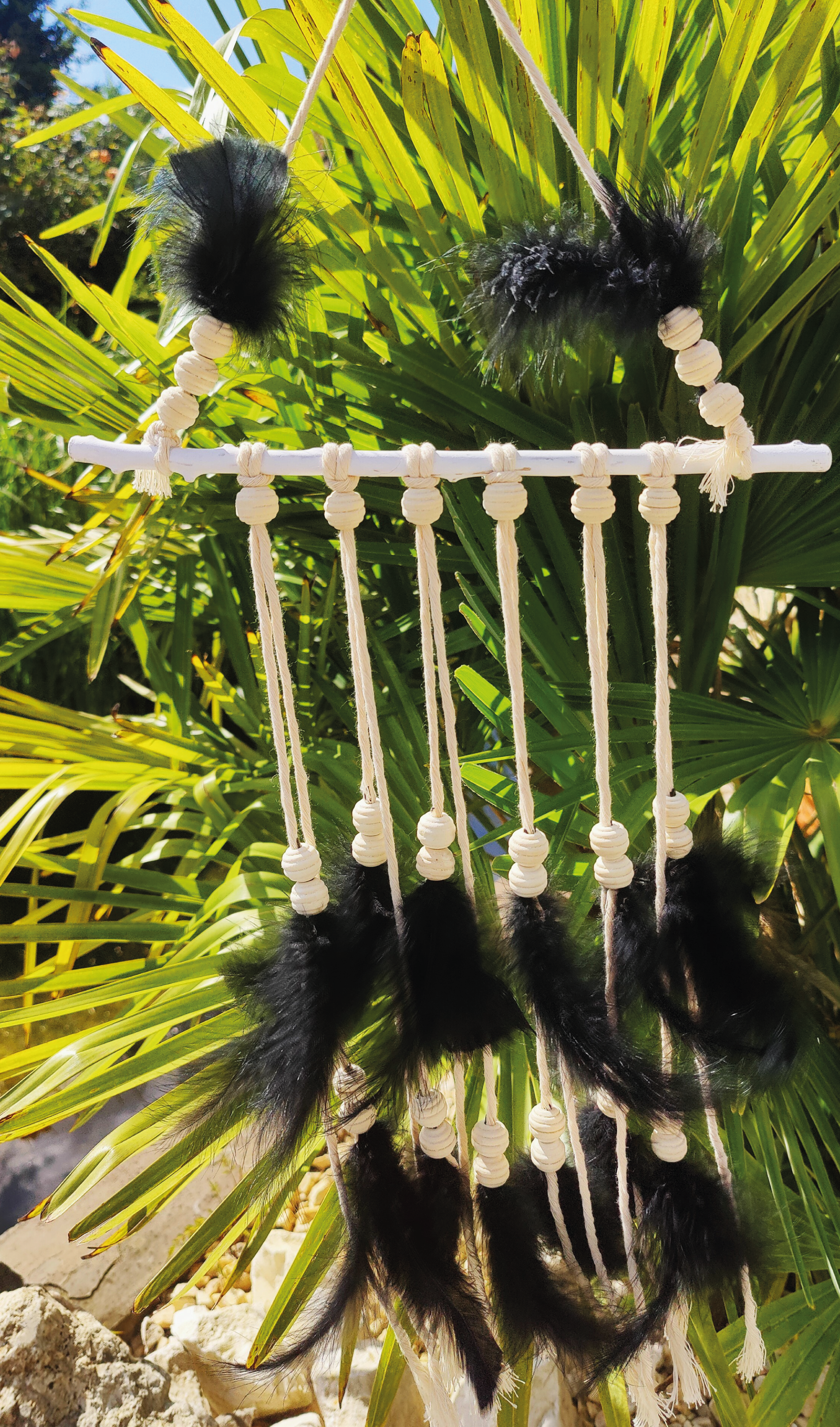 Boho Dekoration für dein Zuhause - der handgefertigte, einzigartige Traumfänger im Bohemian Stil in edlemm schwarz beige Farbmix mit Makramee, Holzperlen und Federn