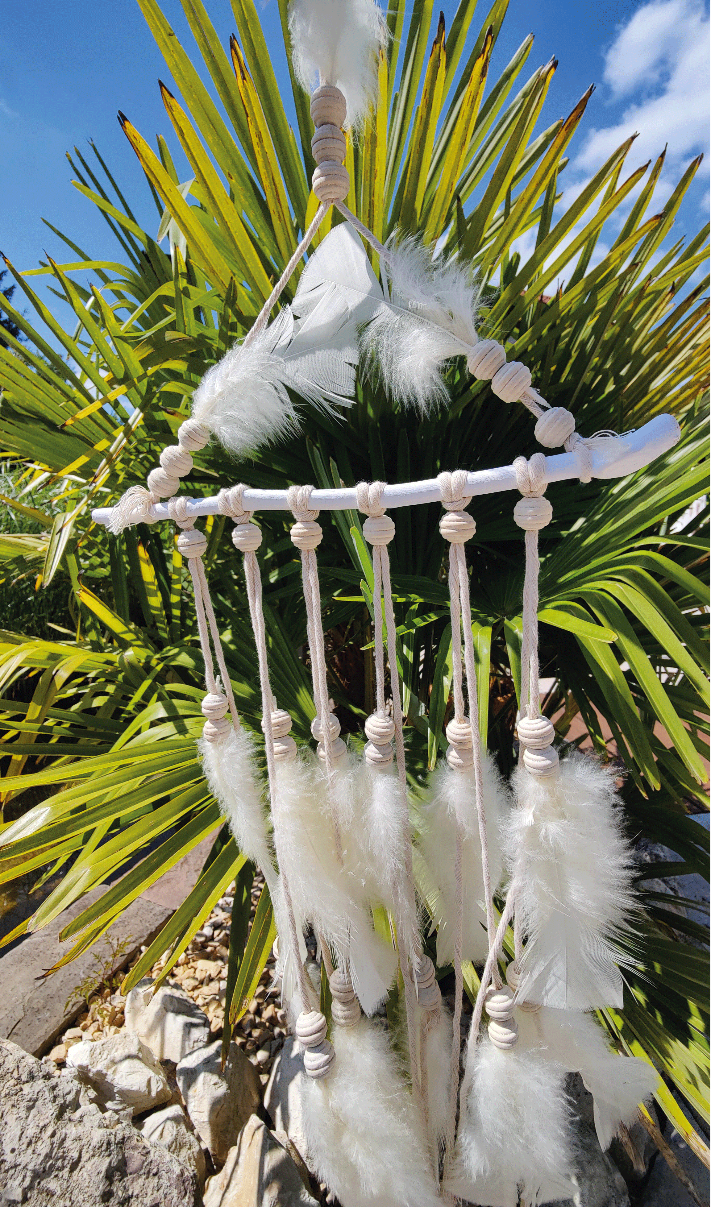 Boho Dekoration für dein Zuhause - der handgefertigte, einzigartige Traumfänger im Bohemian Stil in hell beige mit Makramee, Holzperlen und Federn