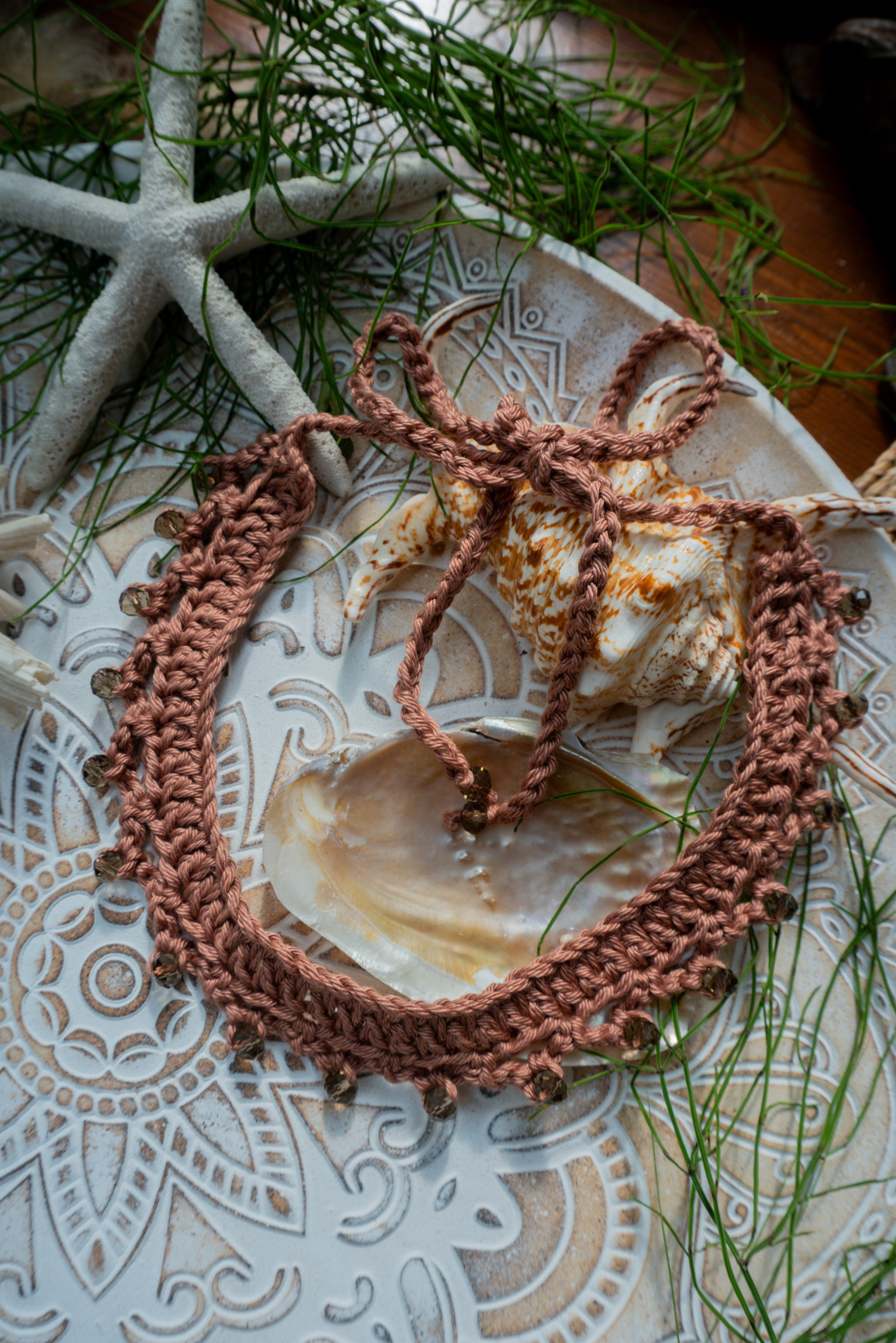 Handgemachter Boho-Choker in warmem Braun mit Glitzerperlen – sommerlicher Schmuck für Ibiza-Style und unbeschwerte Sommer Momente.