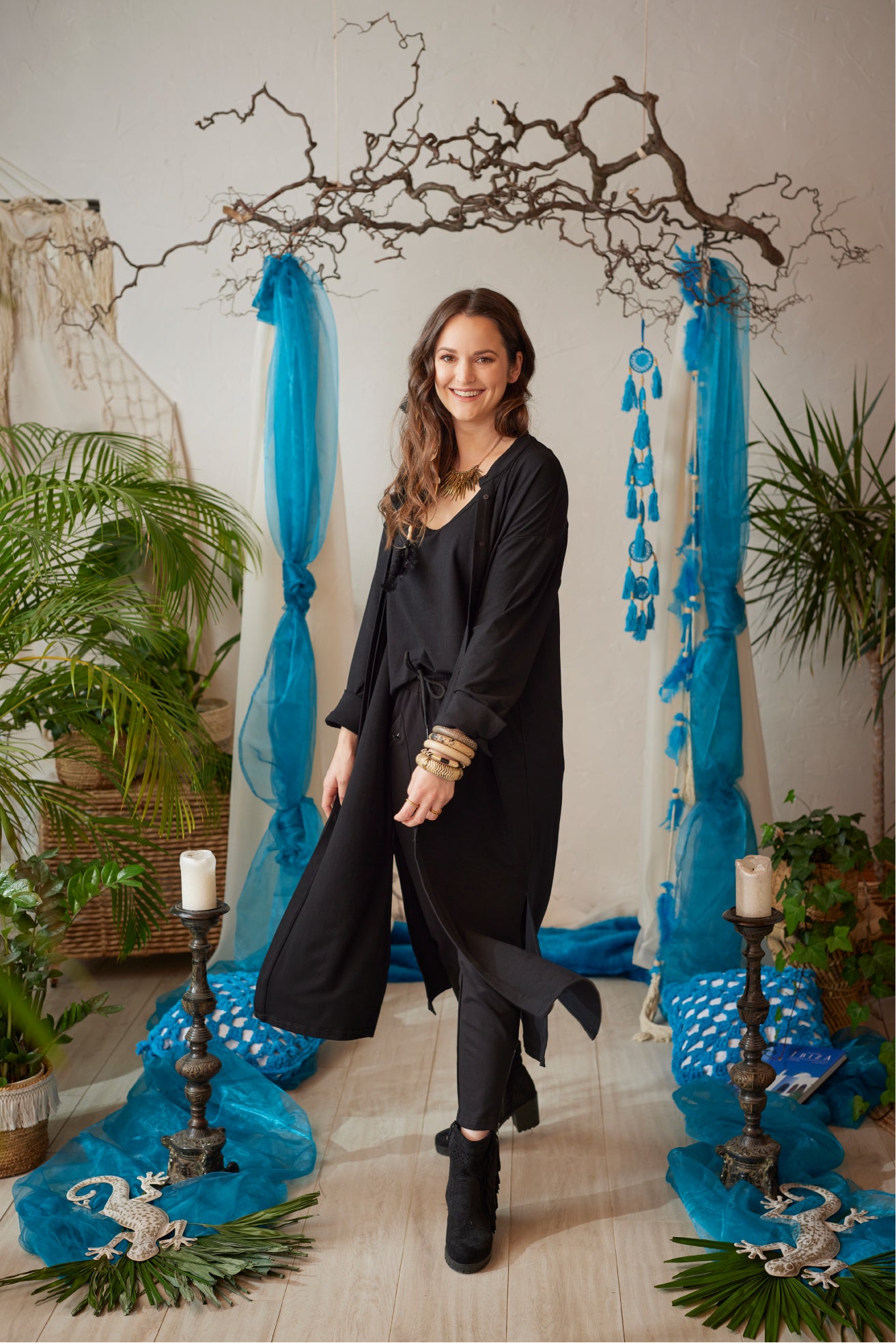 Schwarzes Stretch Midi Kleid von AURA D’AMOR – limitierte Edition, vielseitig tragbar als Kleid, Bluse oder Cardigan, Boho Ibiza Style, One Size Allrounder, elegant & casual kombinierbar