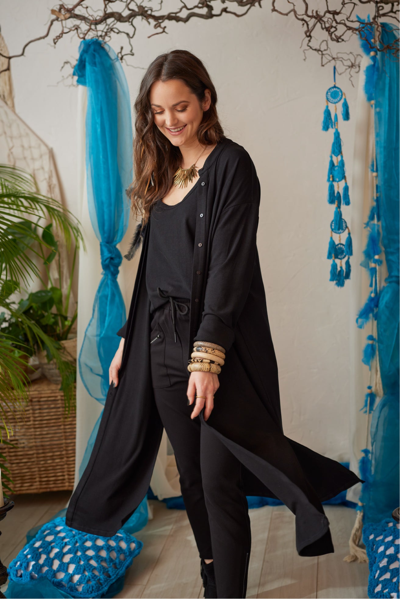 Schwarzes Stretch Midi Kleid von AURA D’AMOR – limitierte Edition, vielseitig tragbar als Kleid, Bluse oder Cardigan, Boho Ibiza Style, One Size Allrounder, elegant & casual kombinierbar