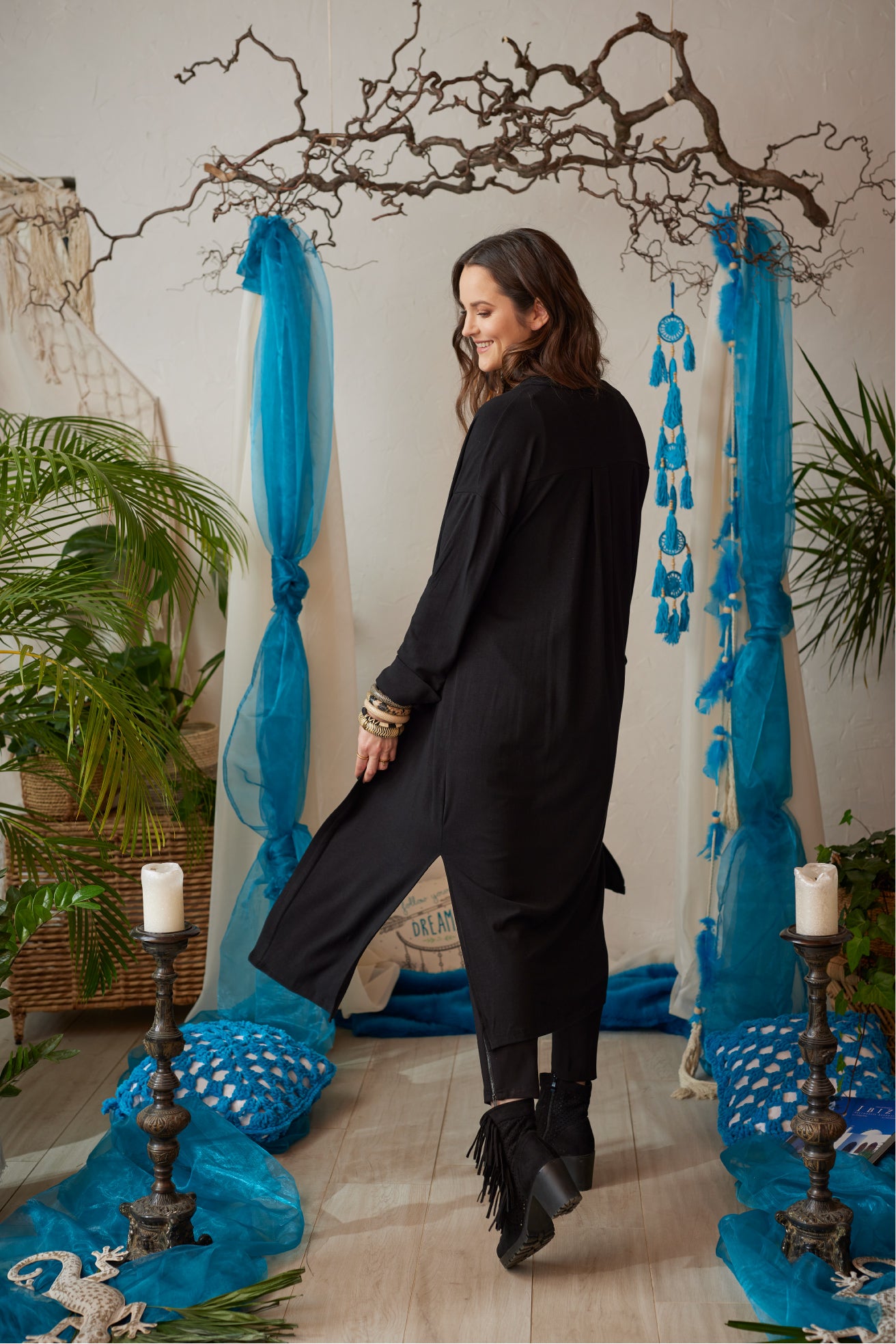 Schwarzes Stretch Midi Kleid von AURA D’AMOR – limitierte Edition, vielseitig tragbar als Kleid, Bluse oder Cardigan, Boho Ibiza Style, One Size Allrounder, elegant & casual kombinierbar