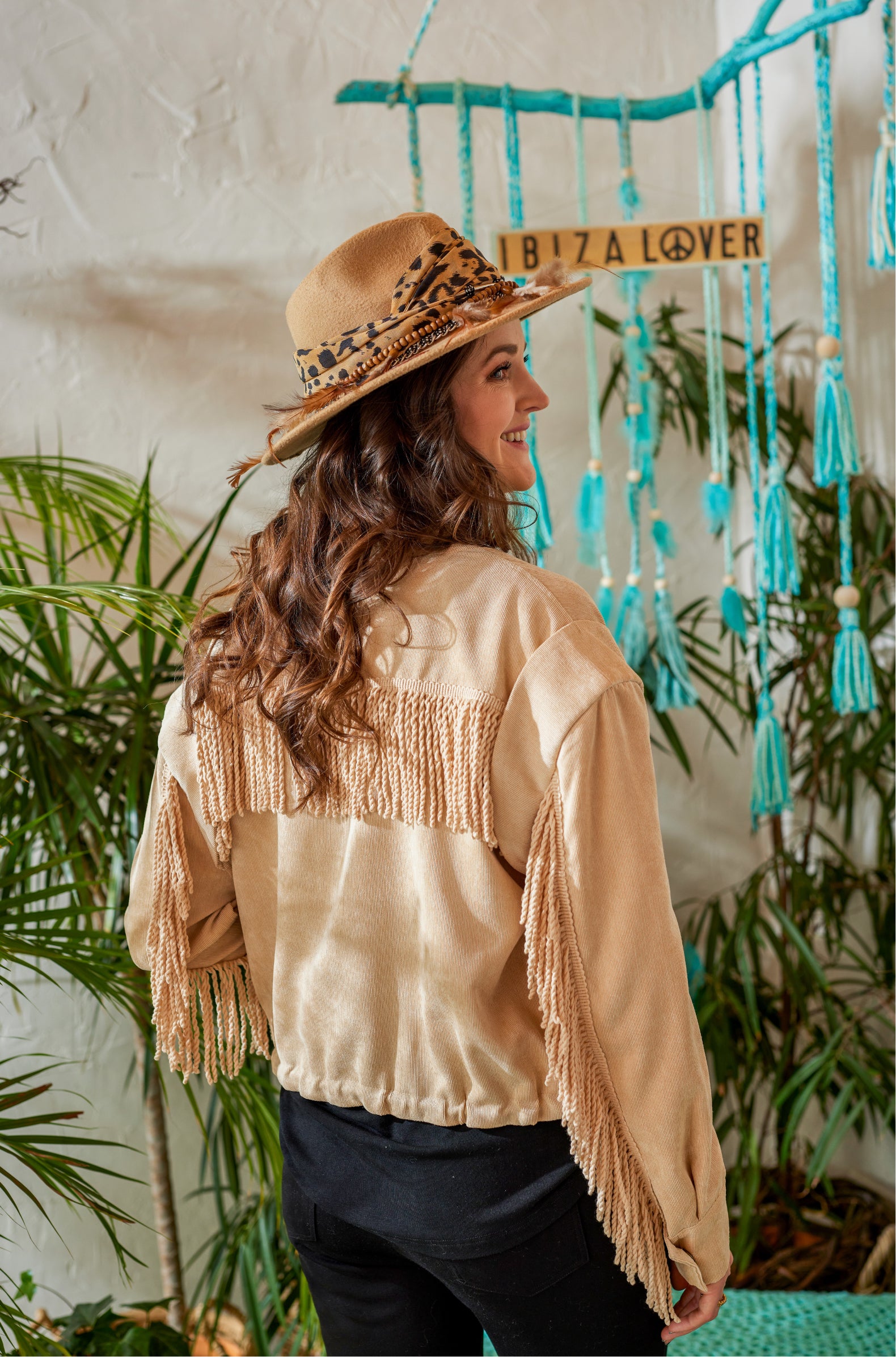Diese limitierte Edition Boho Fransenjacke in warmem Beigeton verleiht dir einen lässigen Look. Die gedrehten Fransen an den Ärmeln, der Brust und dem Rücken sorgen für einen einzigartigen Stil. Die lässige Passform in Onesize und der verstellbare Kordelzug am Saum bieten optimalen Komfort. Stylisches Schulterdetail, Eingriffstaschen und Stehkragen machen diese Blouson-Jacke zu einem Must-Have. Besonders weiches und atmungsaktives Modal Innenmaterial bietet ultimativen Tragekomfort
