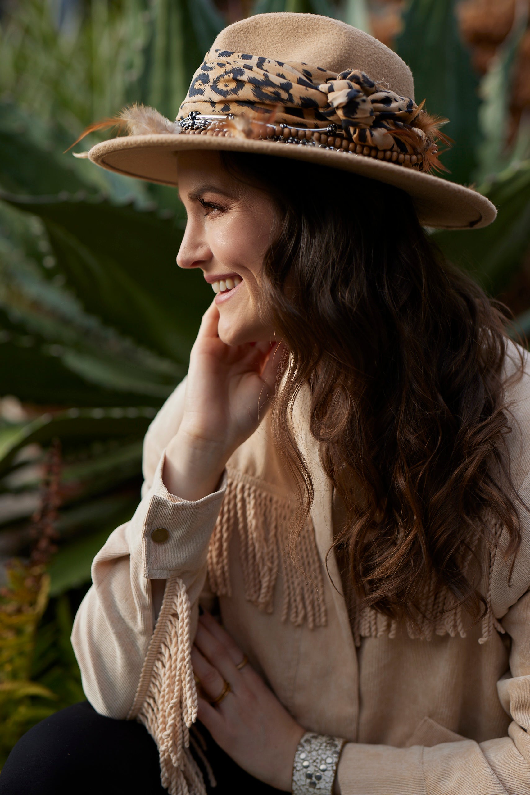 Diese limitierte Edition Boho Fransenjacke in warmem Beigeton verleiht dir einen lässigen Look. Die gedrehten Fransen an den Ärmeln, der Brust und dem Rücken sorgen für einen einzigartigen Stil. Die lässige Passform in Onesize und der verstellbare Kordelzug am Saum bieten optimalen Komfort. Stylisches Schulterdetail, Eingriffstaschen und Stehkragen machen diese Blouson-Jacke zu einem Must-Have. Besonders weiches und atmungsaktives Modal Innenmaterial bietet ultimativen Tragekomfort