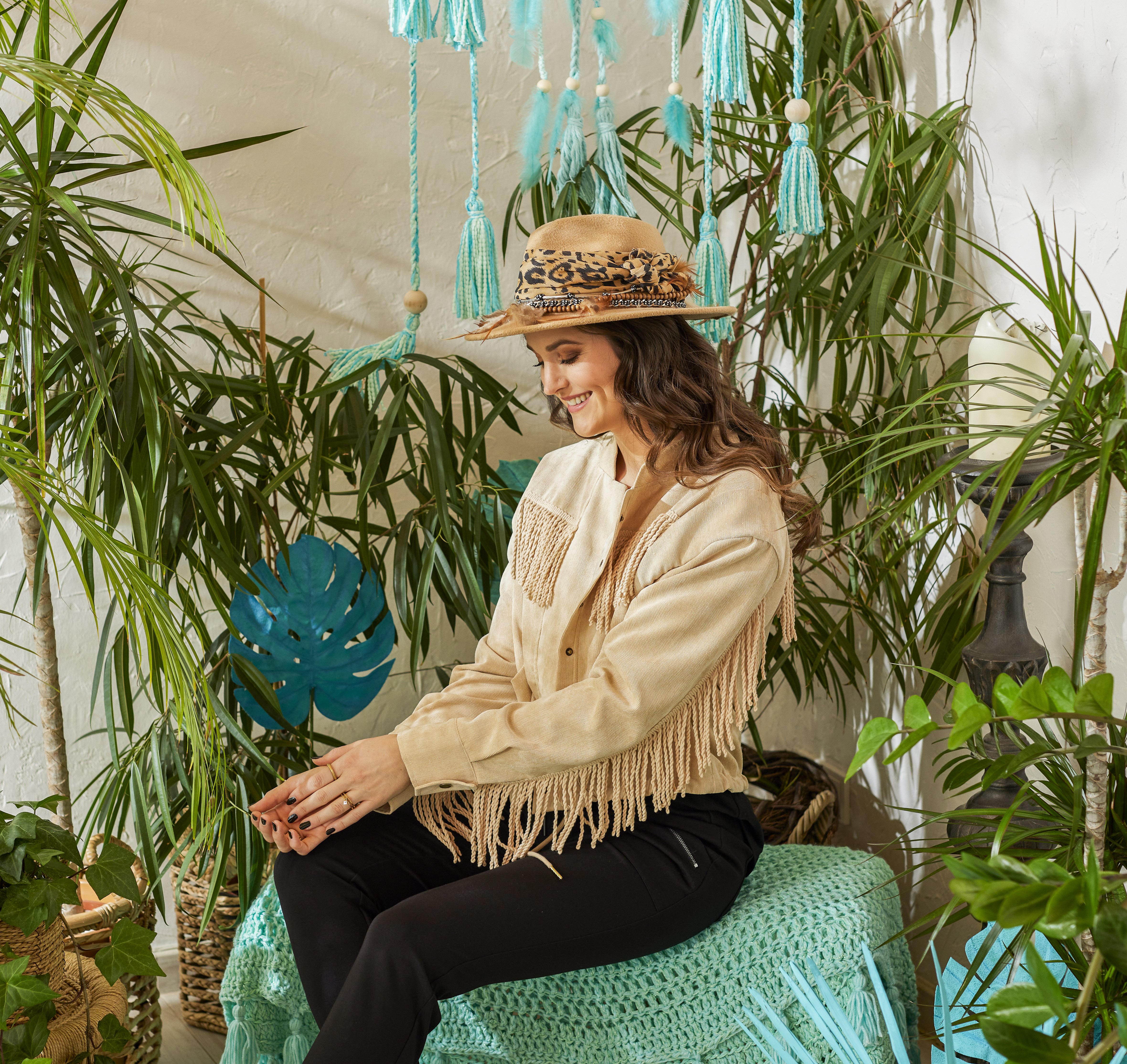 Diese limitierte Edition Boho Fransenjacke in warmem Beigeton verleiht dir einen lässigen Look. Die gedrehten Fransen an den Ärmeln, der Brust und dem Rücken sorgen für einen einzigartigen Stil. Die lässige Passform in Onesize und der verstellbare Kordelzug am Saum bieten optimalen Komfort. Stylisches Schulterdetail, Eingriffstaschen und Stehkragen machen diese Blouson-Jacke zu einem Must-Have. Besonders weiches und atmungsaktives Modal Innenmaterial bietet ultimativen Tragekomfort