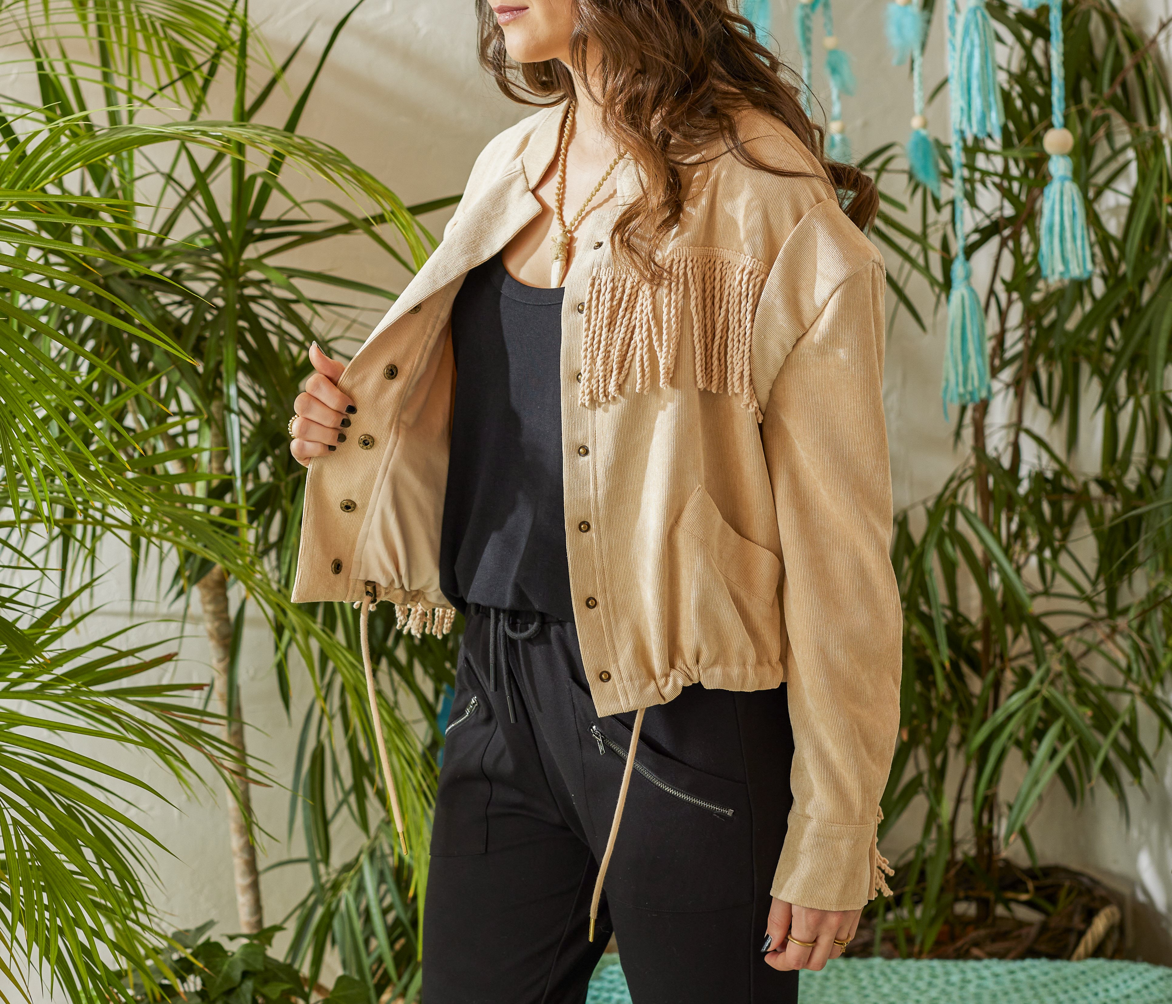 Diese limitierte Edition Boho Fransenjacke in warmem Beigeton verleiht dir einen lässigen Look. Die gedrehten Fransen an den Ärmeln, der Brust und dem Rücken sorgen für einen einzigartigen Stil. Die lässige Passform in Onesize und der verstellbare Kordelzug am Saum bieten optimalen Komfort. Stylisches Schulterdetail, Eingriffstaschen und Stehkragen machen diese Blouson-Jacke zu einem Must-Have. Besonders weiches und atmungsaktives Modal Innenmaterial bietet ultimativen Tragekomfort
